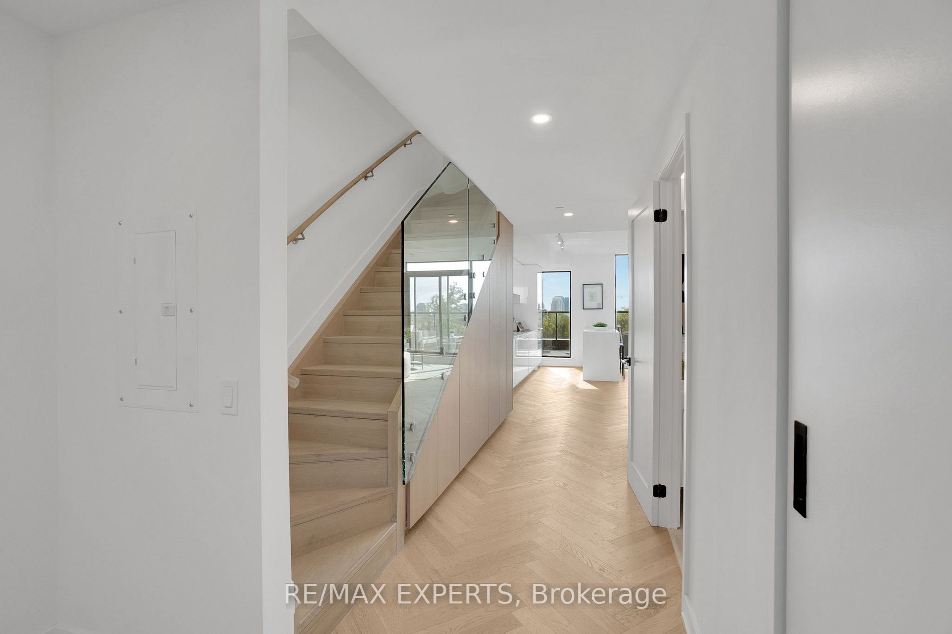 899 College St, #616