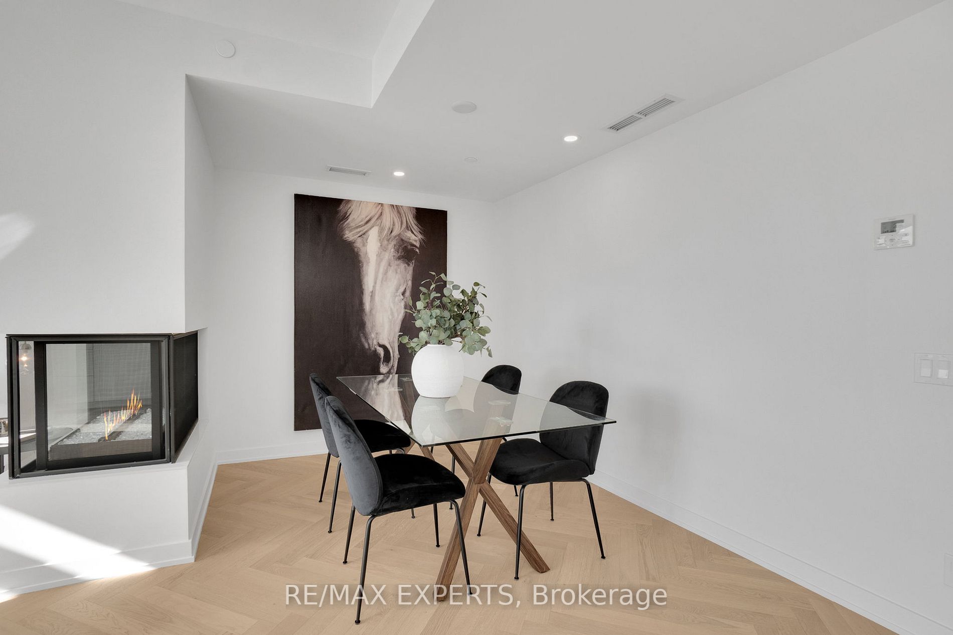 899 College St, #616