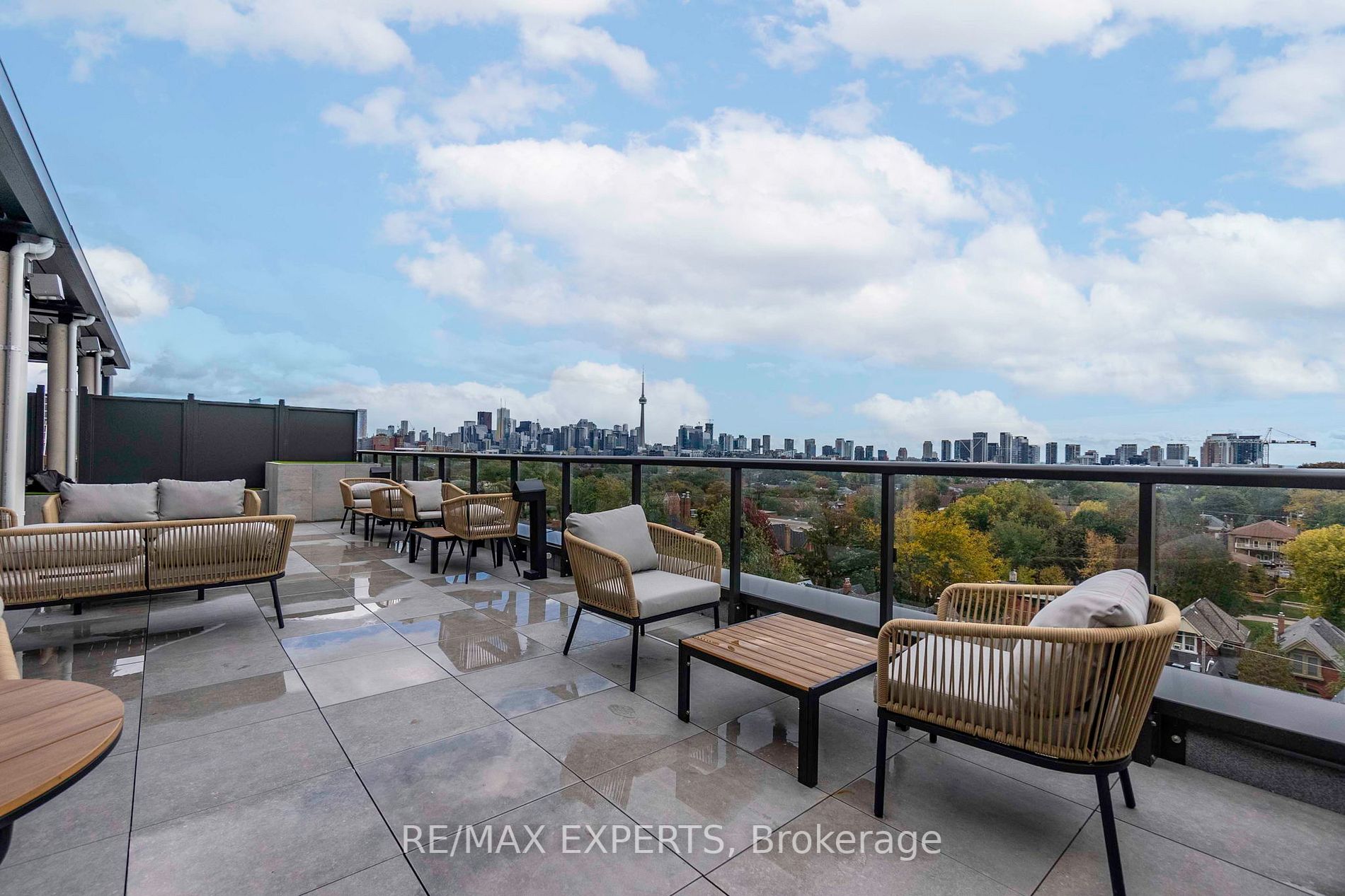 899 College St, #616