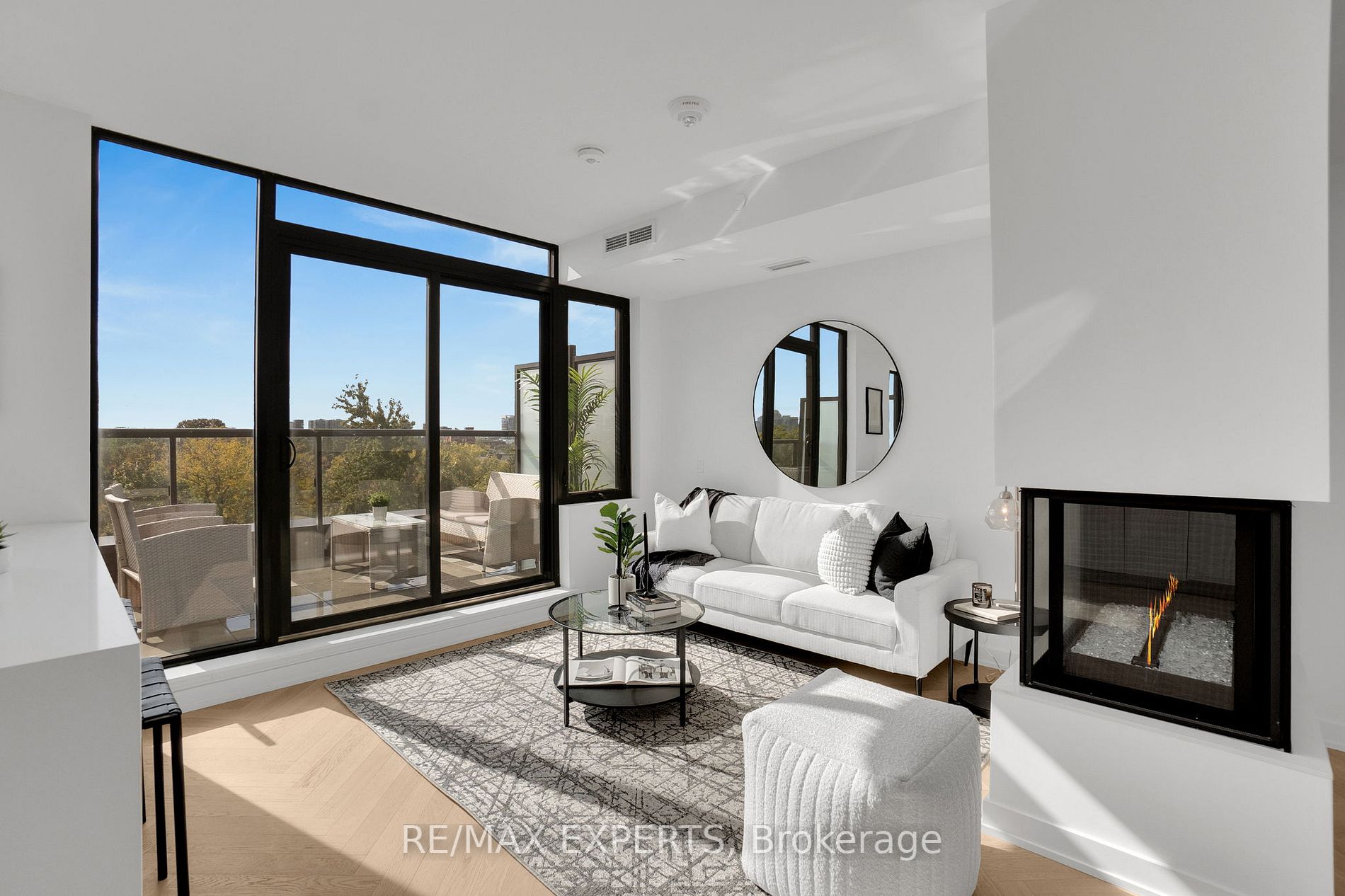 899 College St, #616