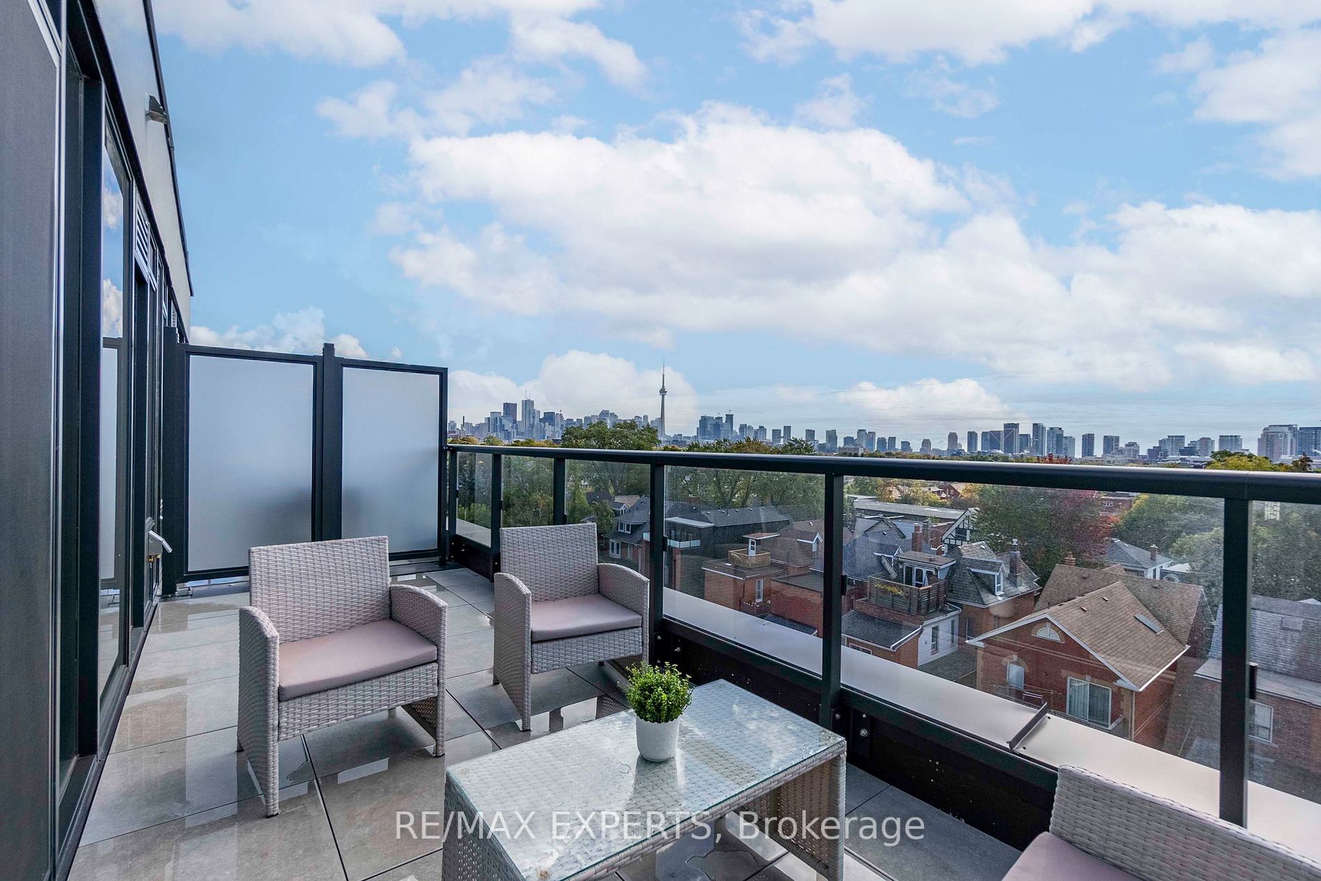 899 College St, #616