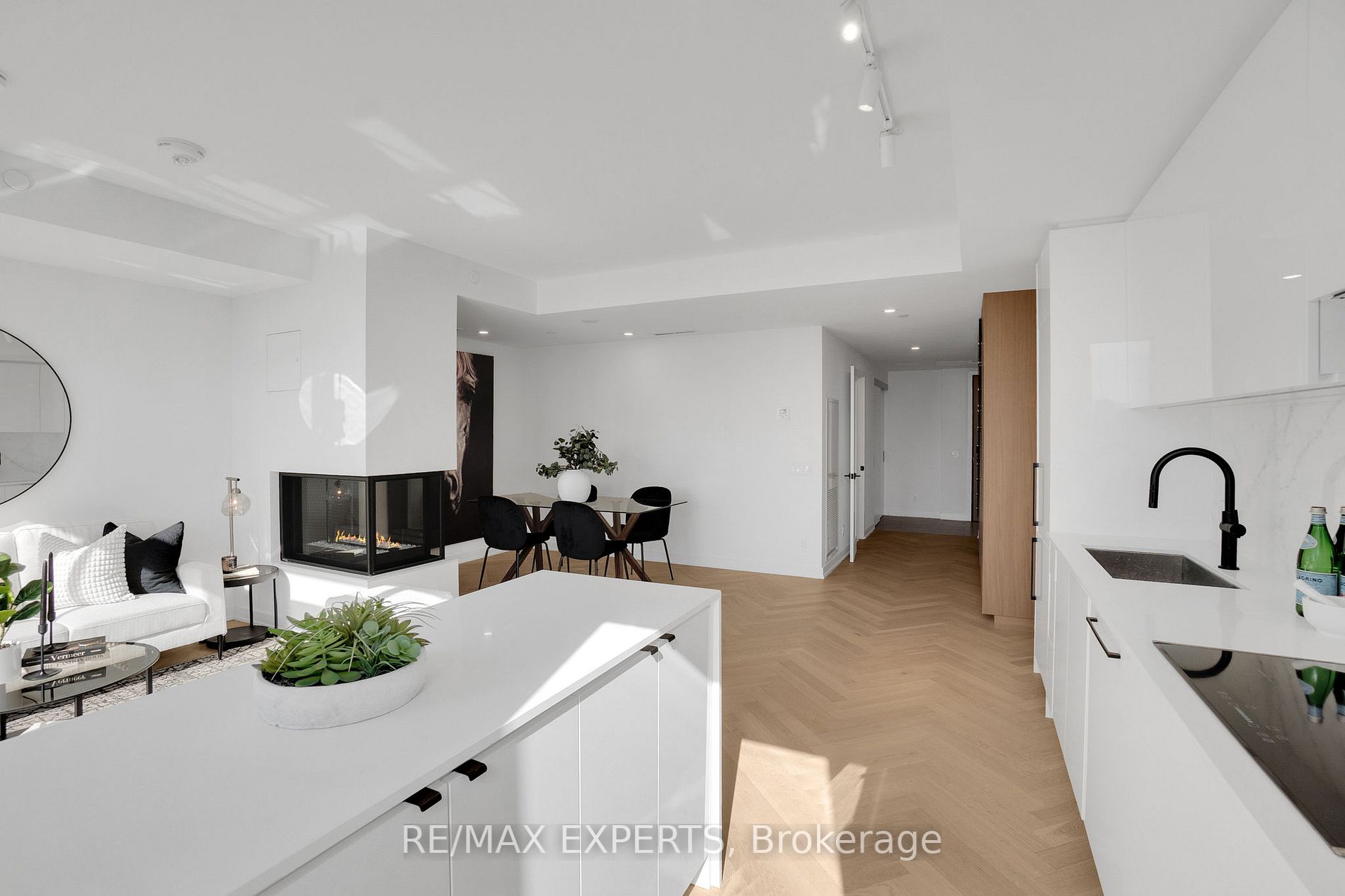 899 College St, #616