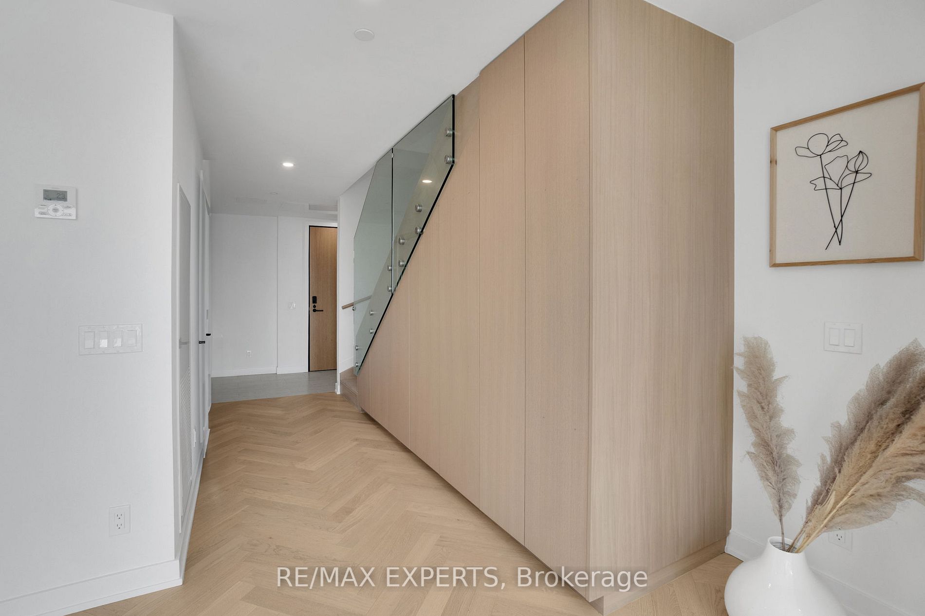 899 College St, #616