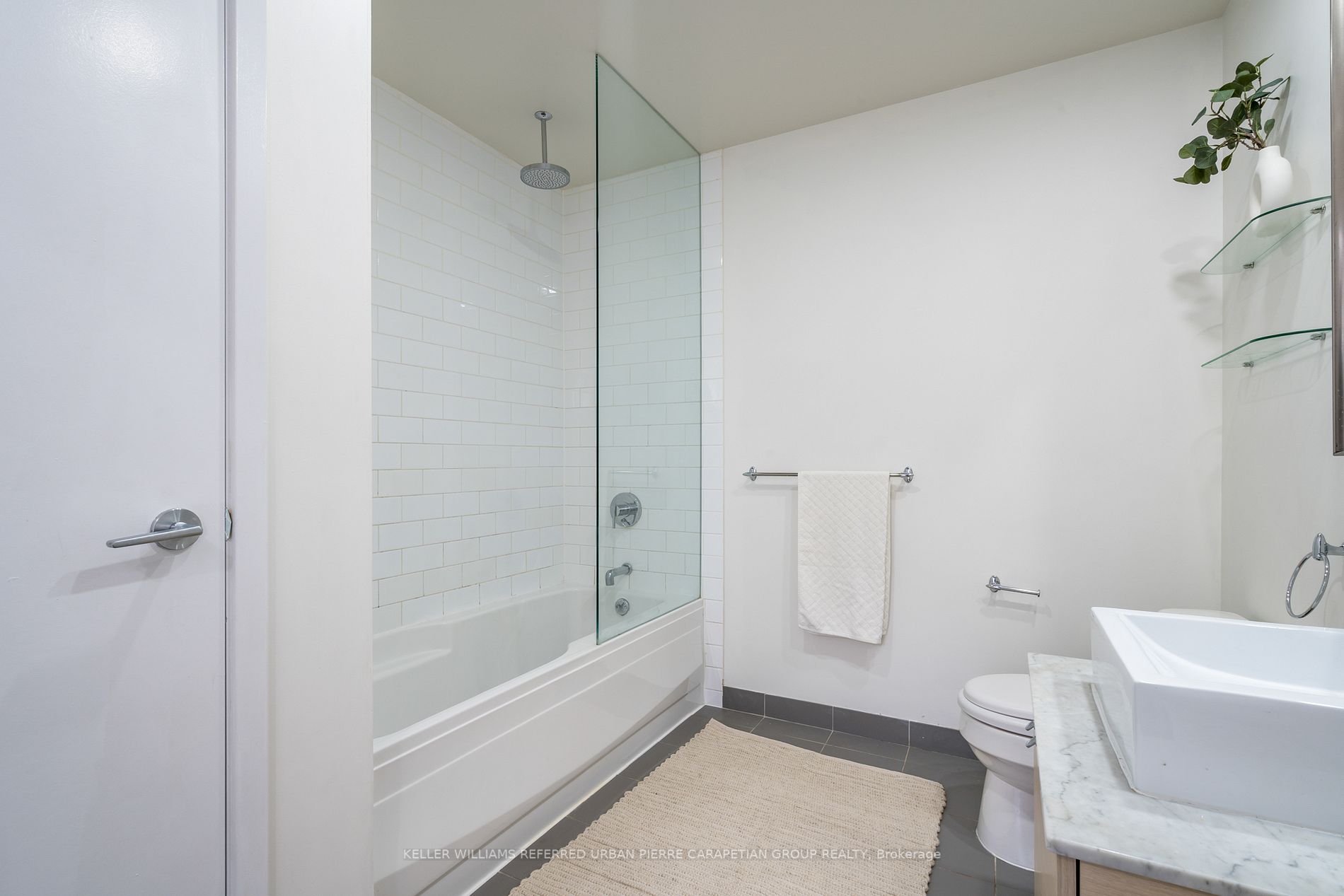 60 Bathurst Street, #PH 1008