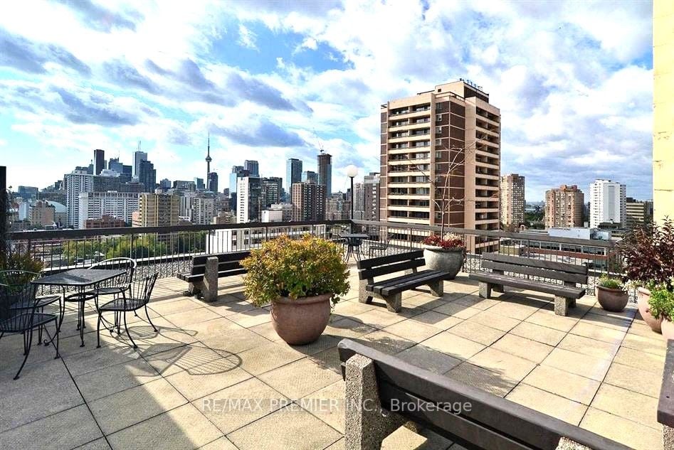 71 Charles St E, #302