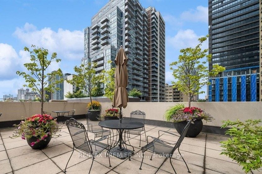 71 Charles St E, #302