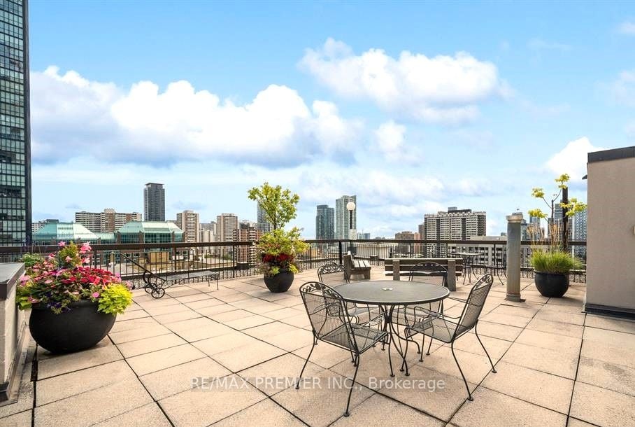 71 Charles St E, #302