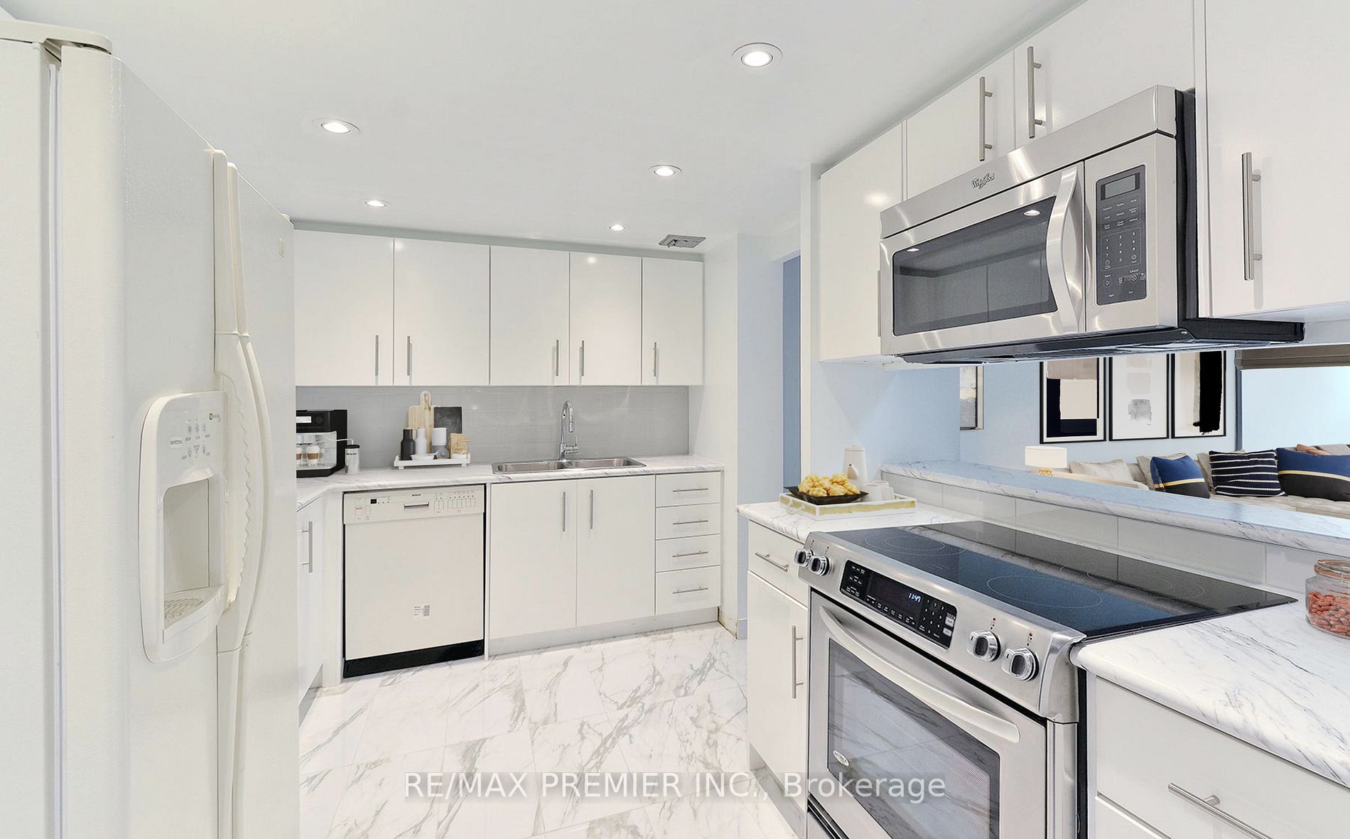 71 Charles St E, #302