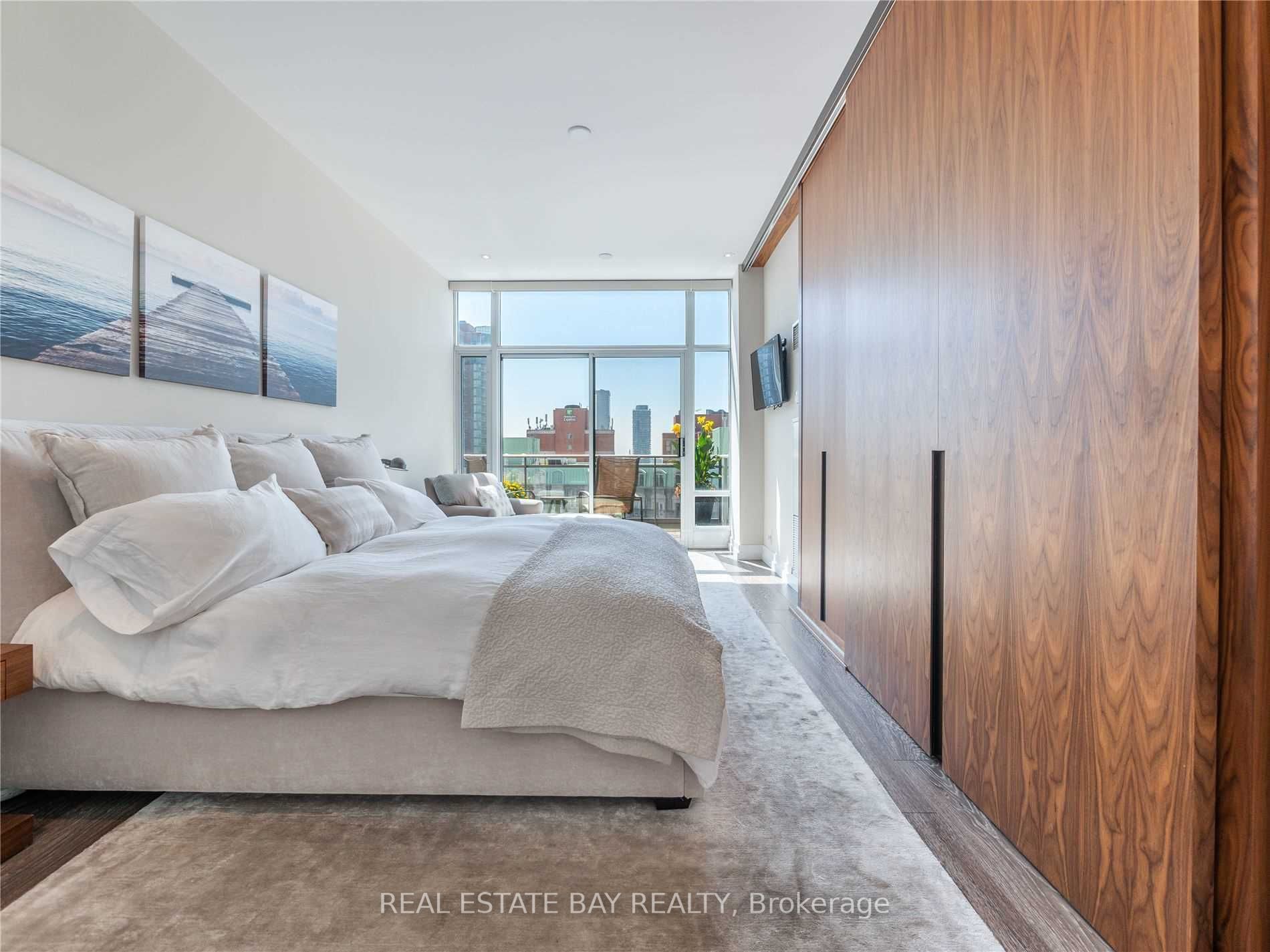 127 Queen St E, #Ph 2