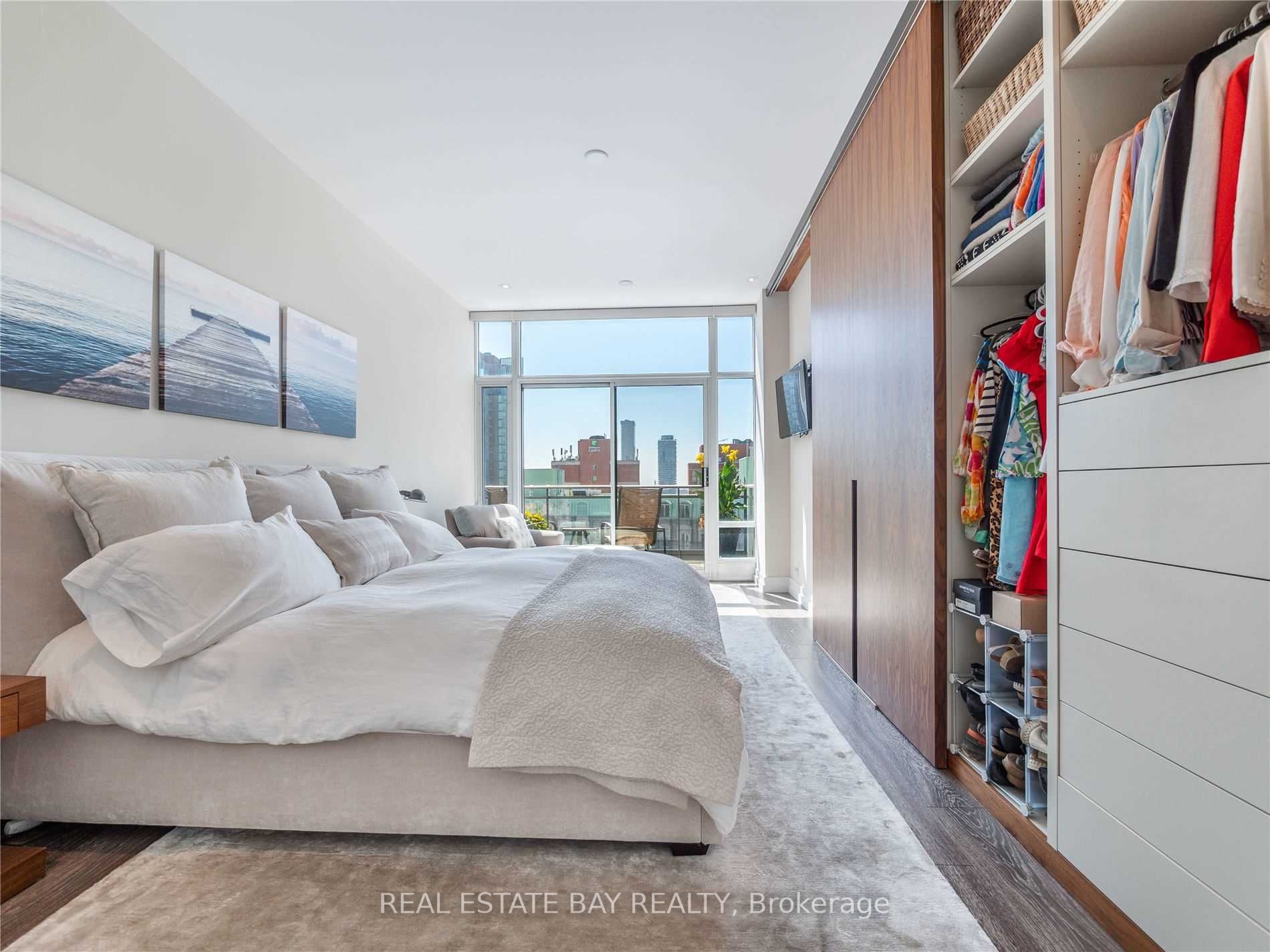 127 Queen St E, #Ph 2