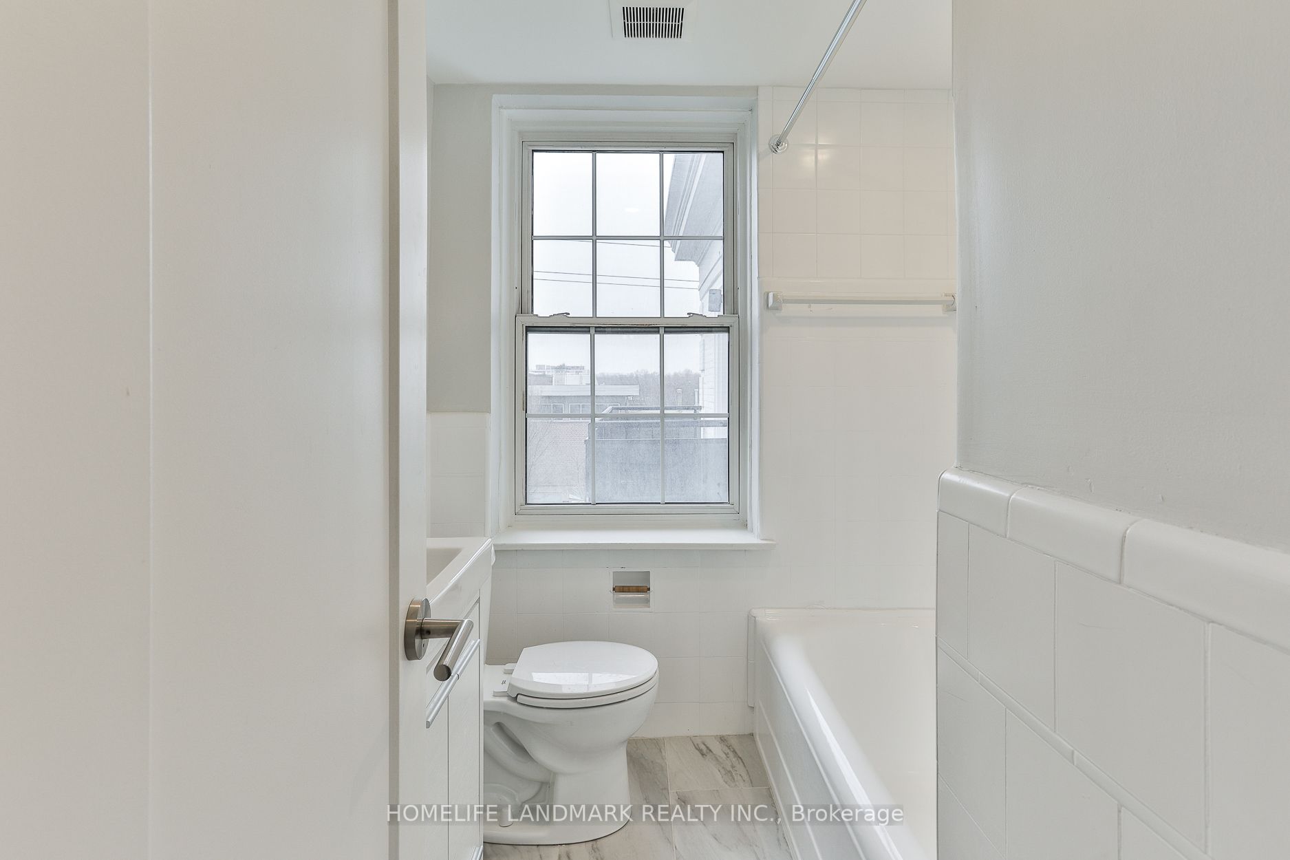 697 Eglinton Ave W, #402