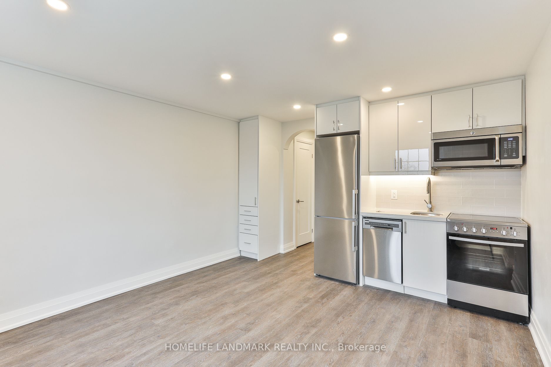 697 Eglinton Ave W, #402