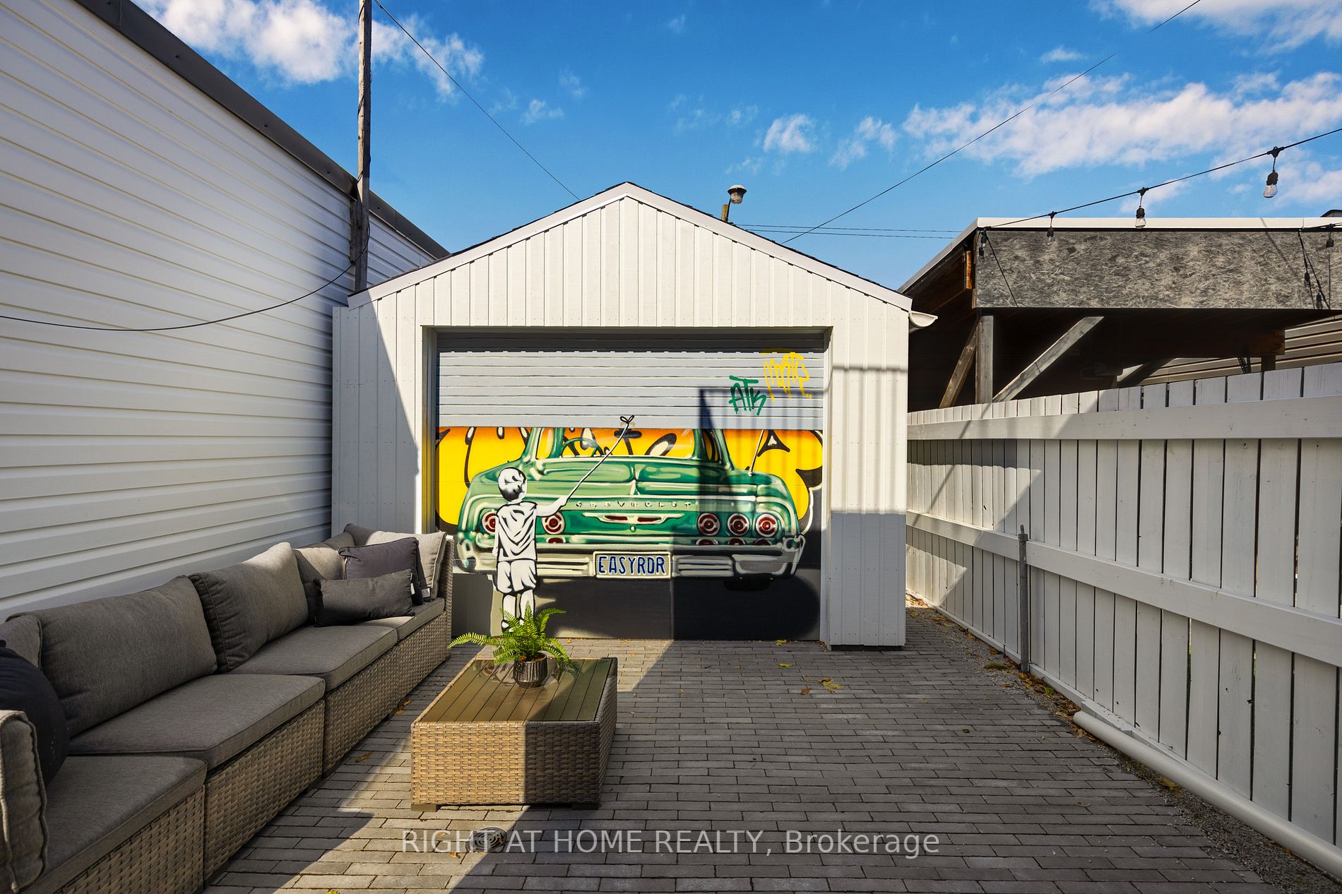 768 Richmond St W