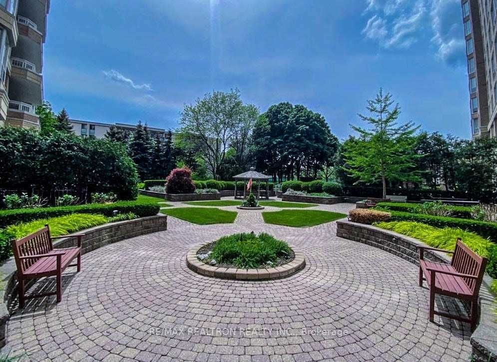 11 Thorncliffe Park Dr, #313