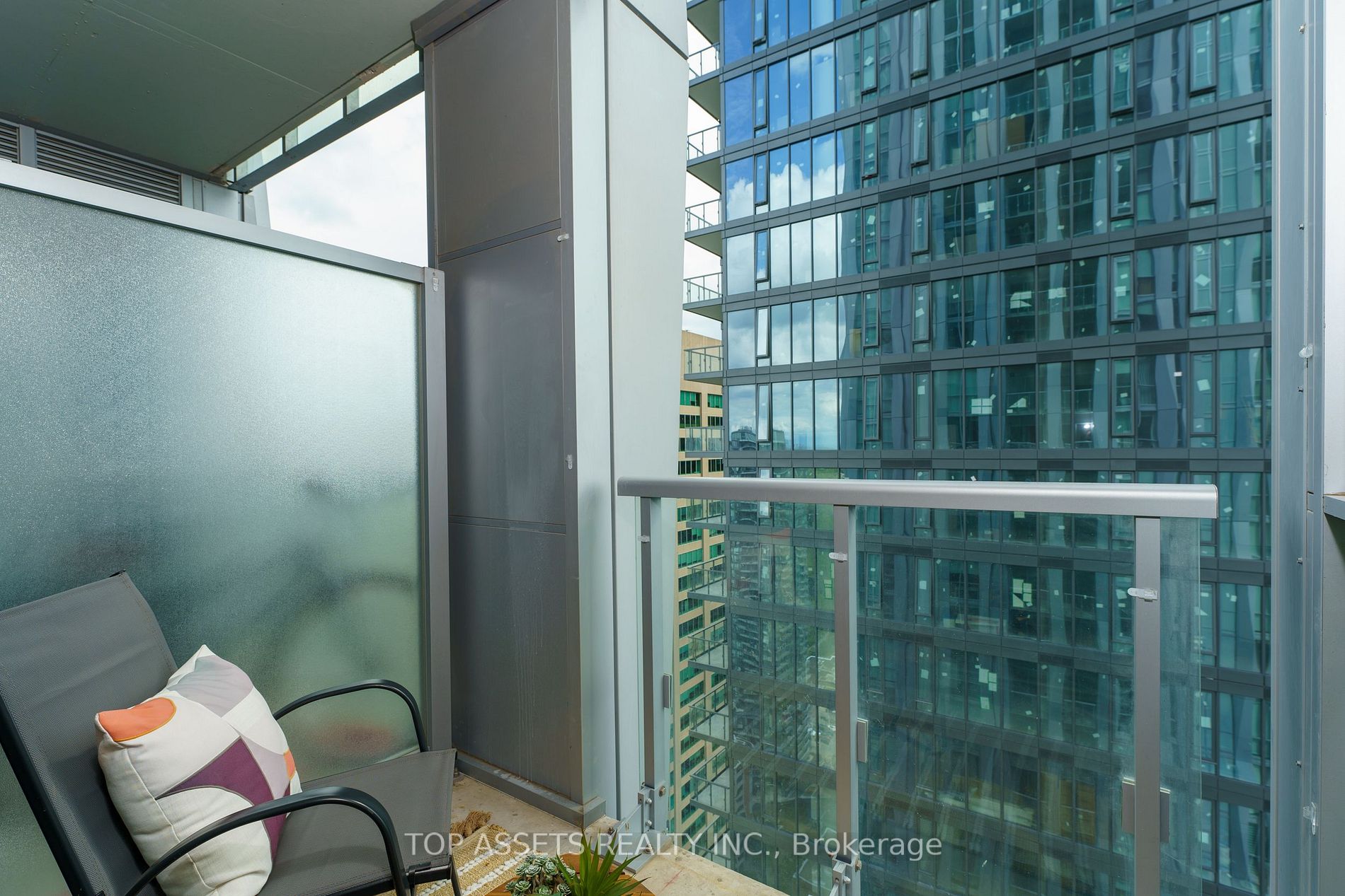 1 Yorkville Ave, #3701