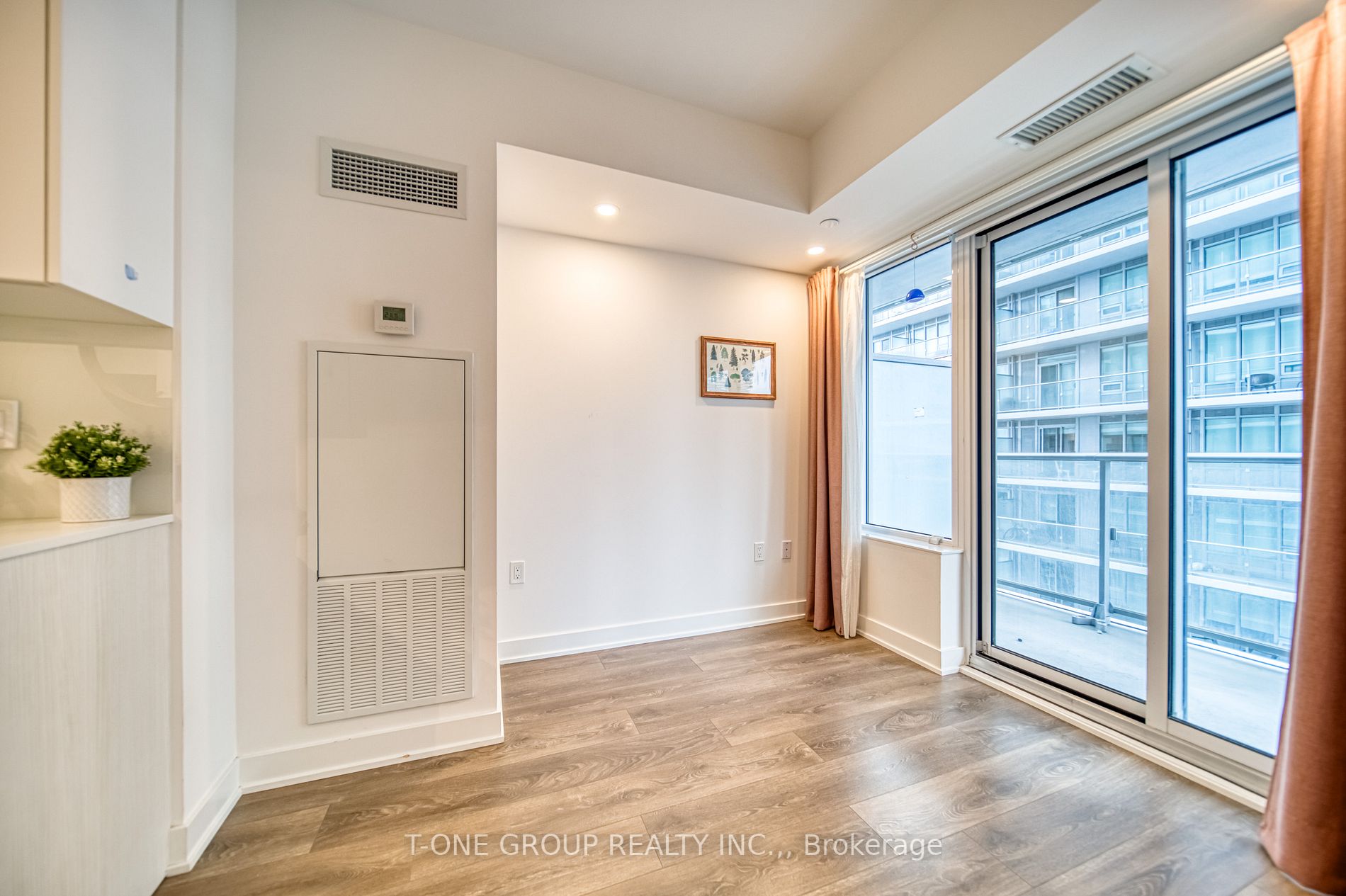 99 Broadway Ave, #2808