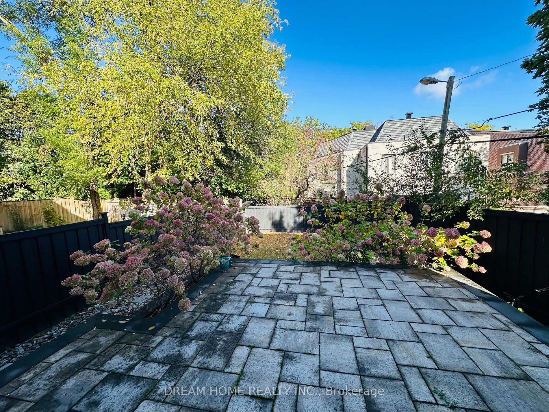238 Lawrence Ave E