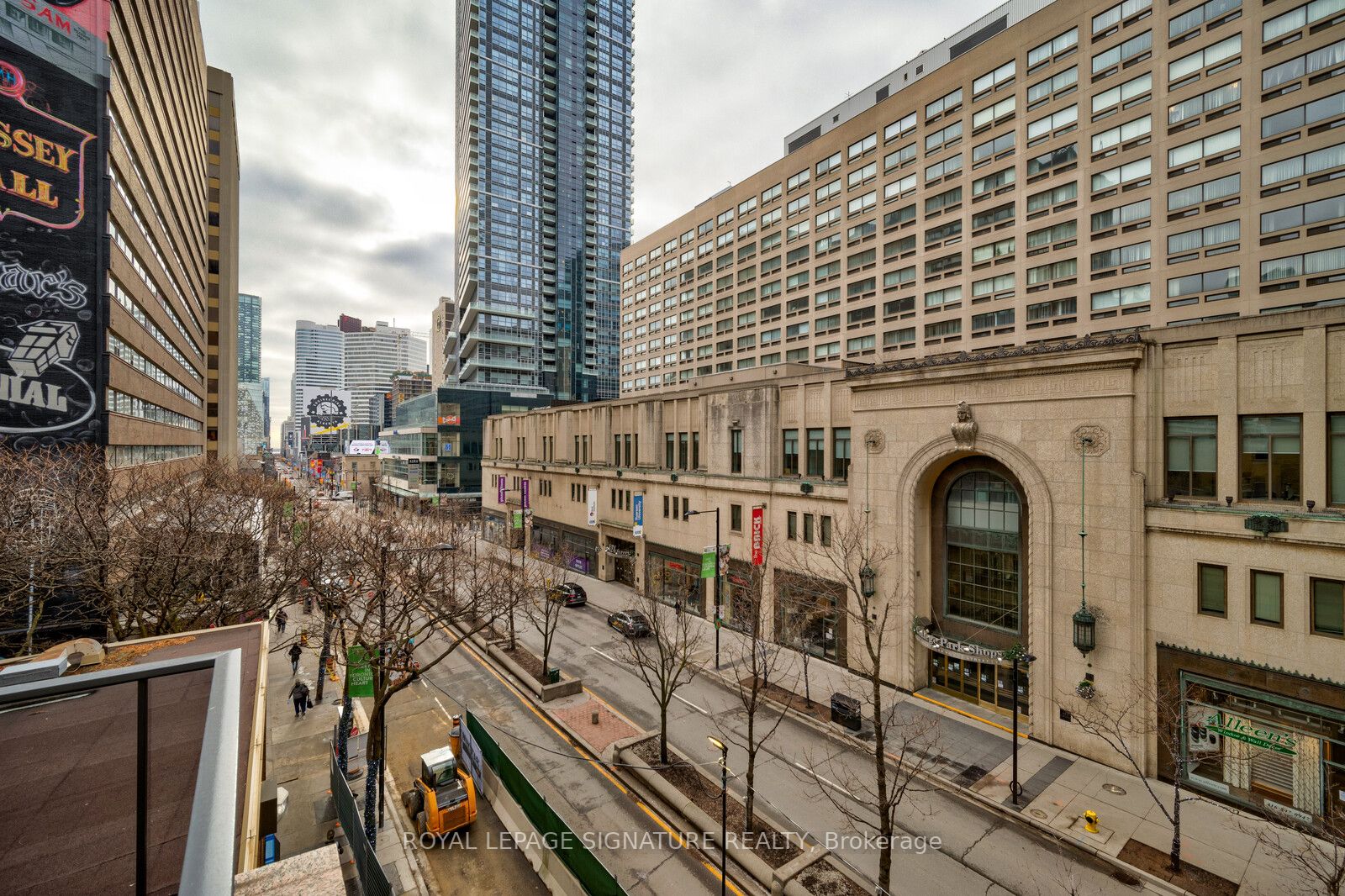 7 Carlton St, #306