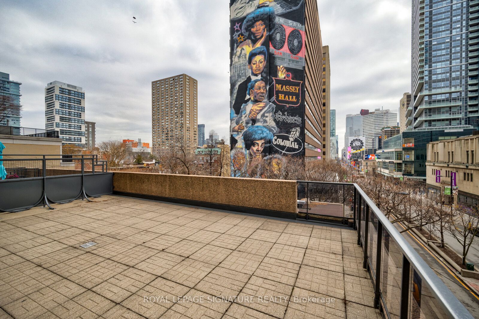 7 Carlton St, #306