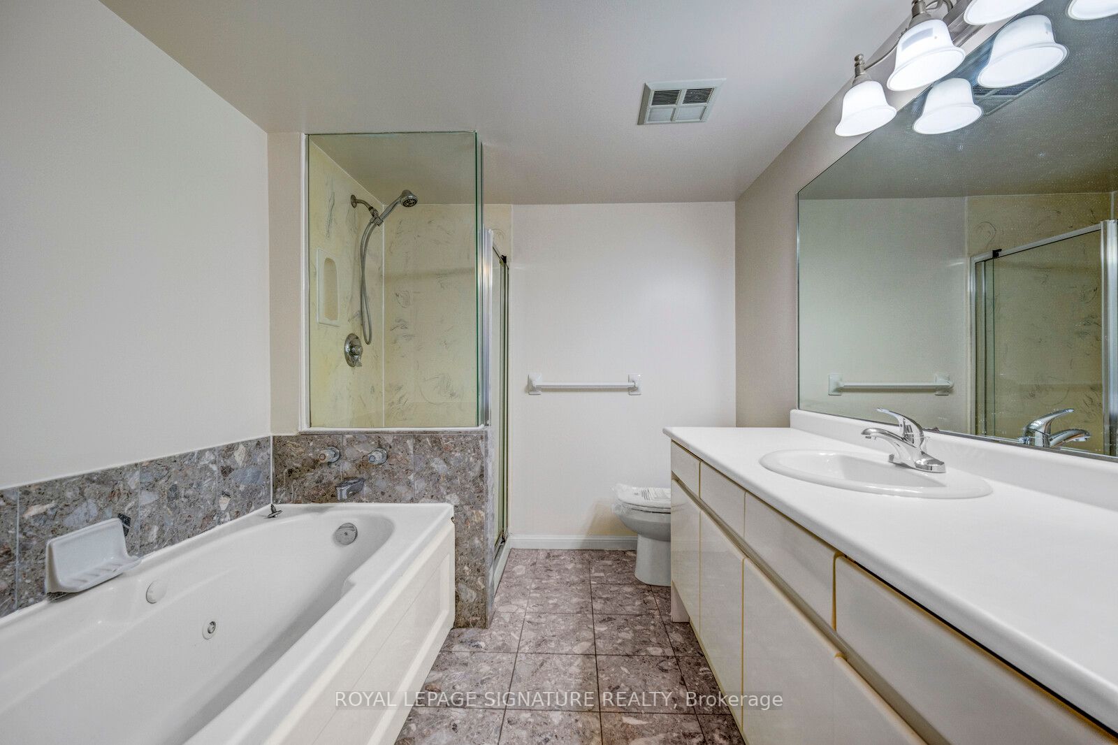7 Carlton St, #306