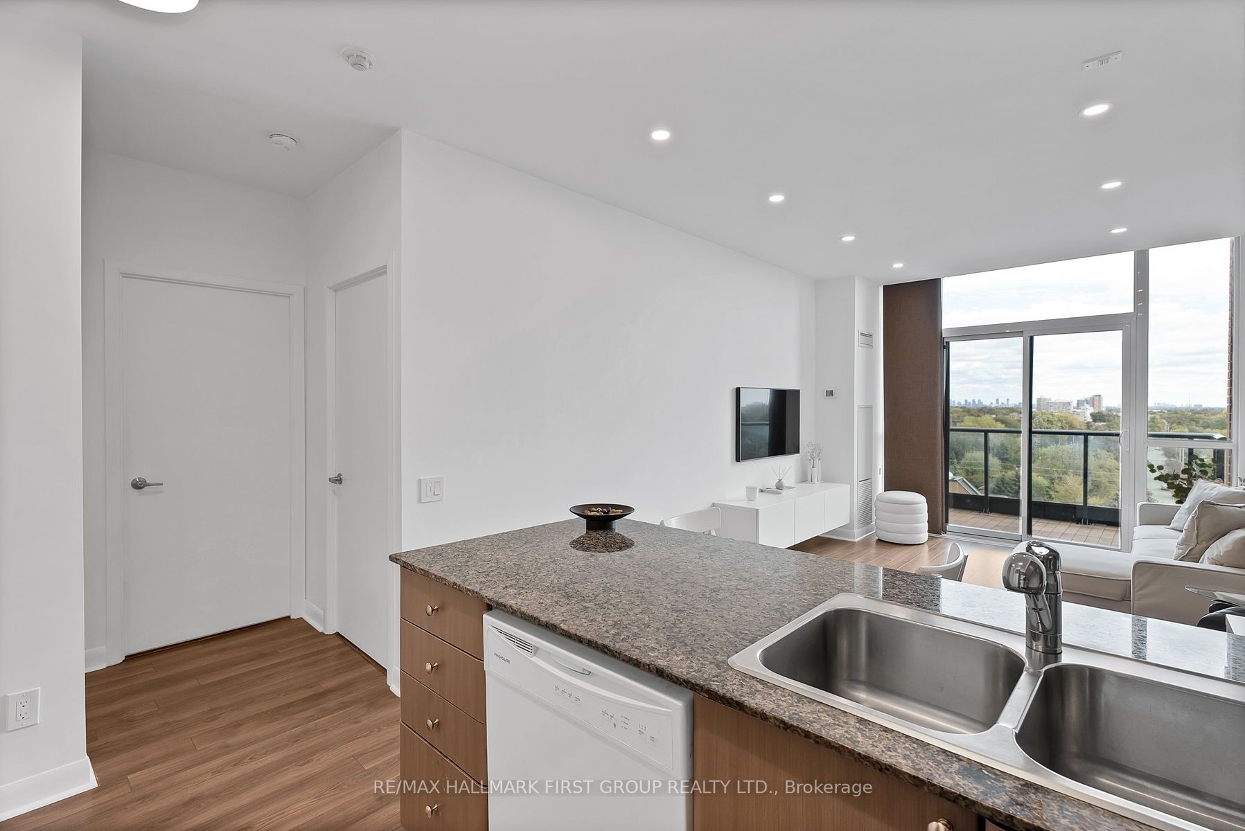 525 Wilson Ave, #907