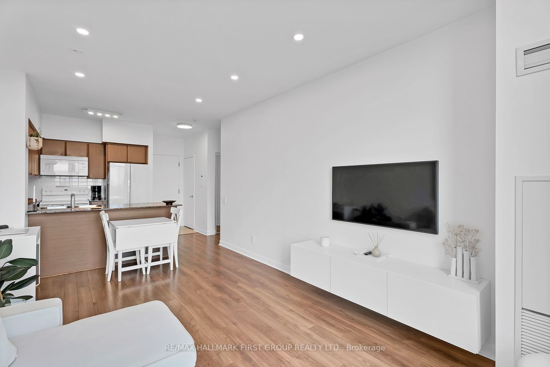 525 Wilson Ave, #907