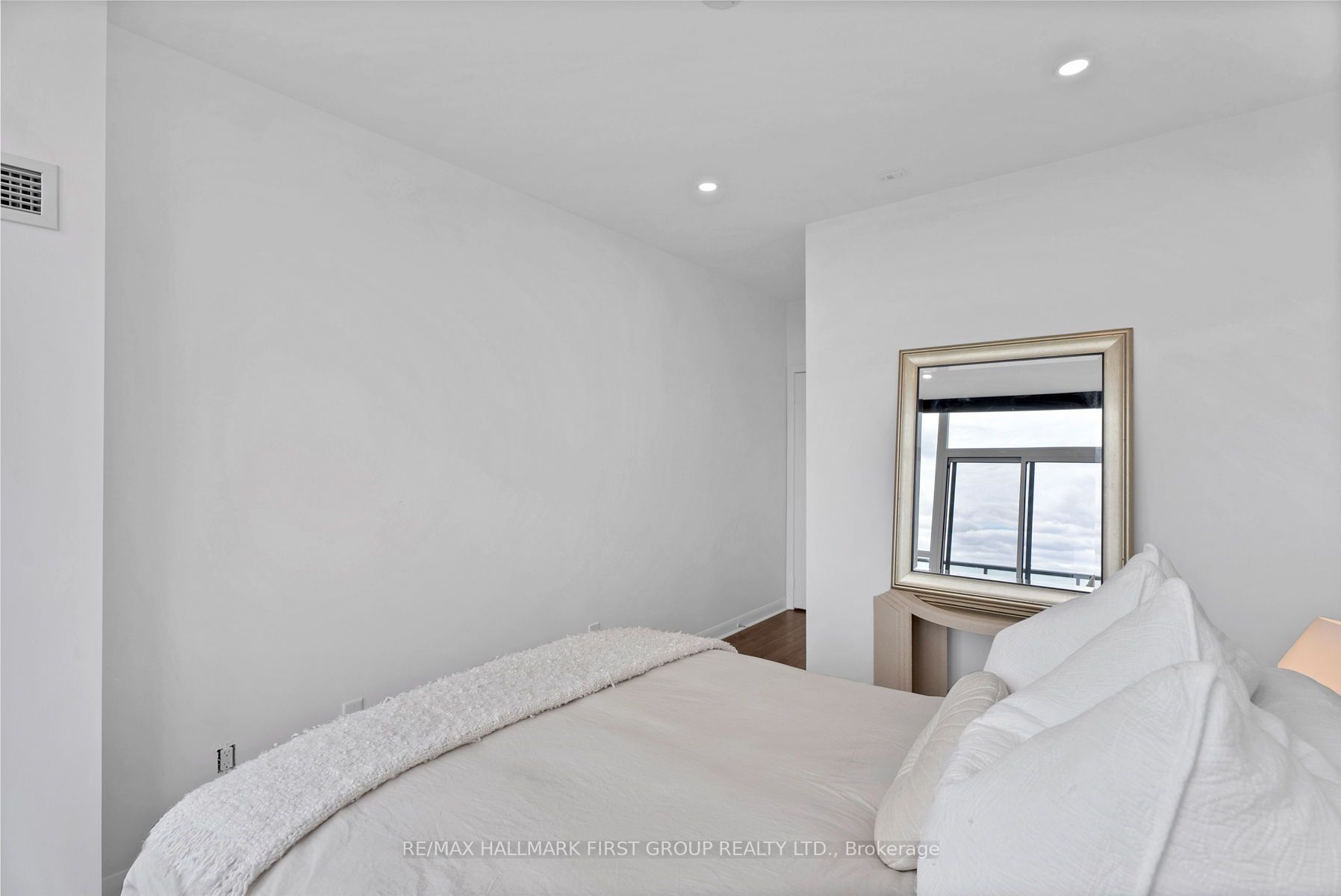 525 Wilson Ave, #907