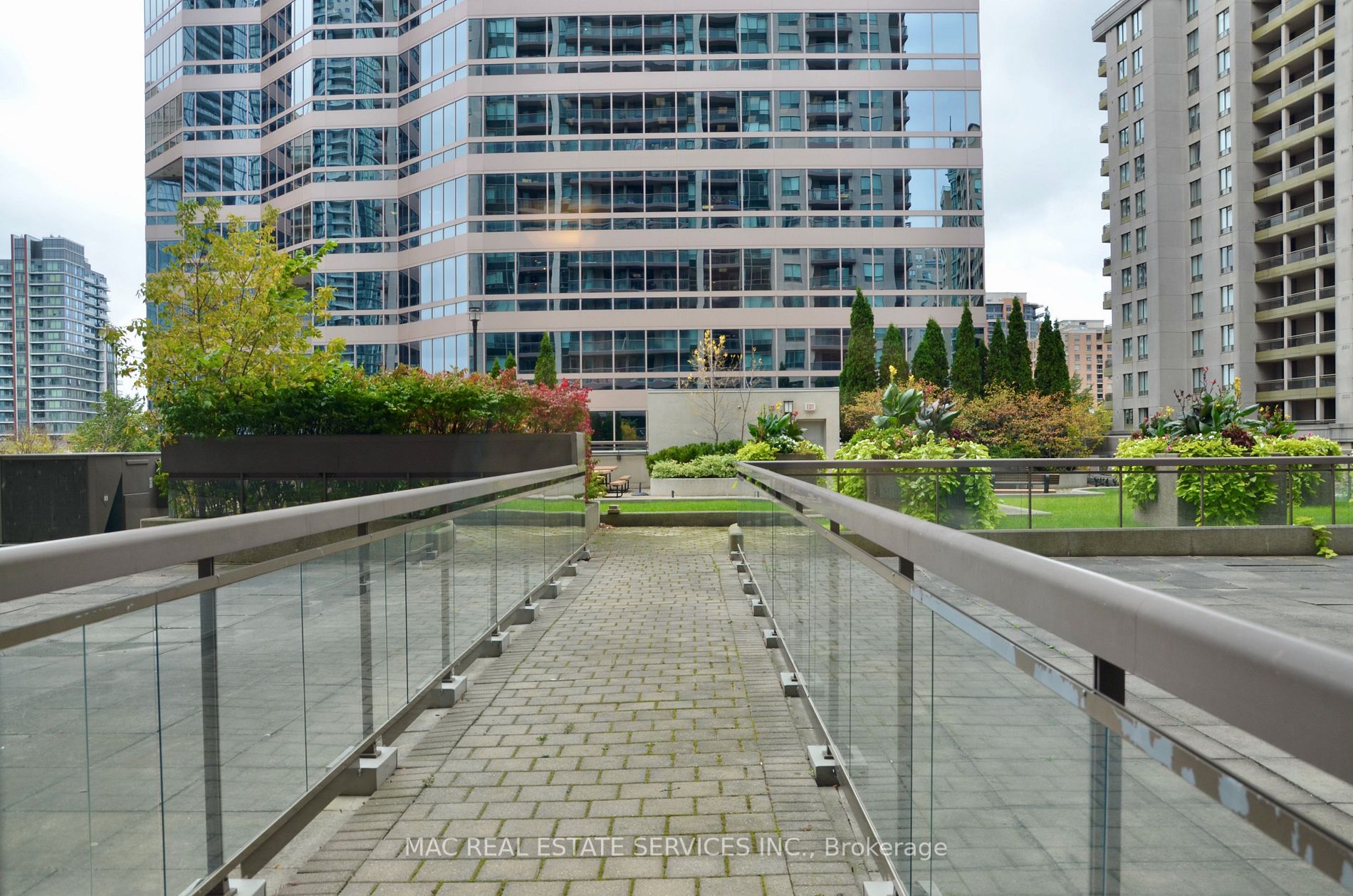 18 Parkview Ave, #303