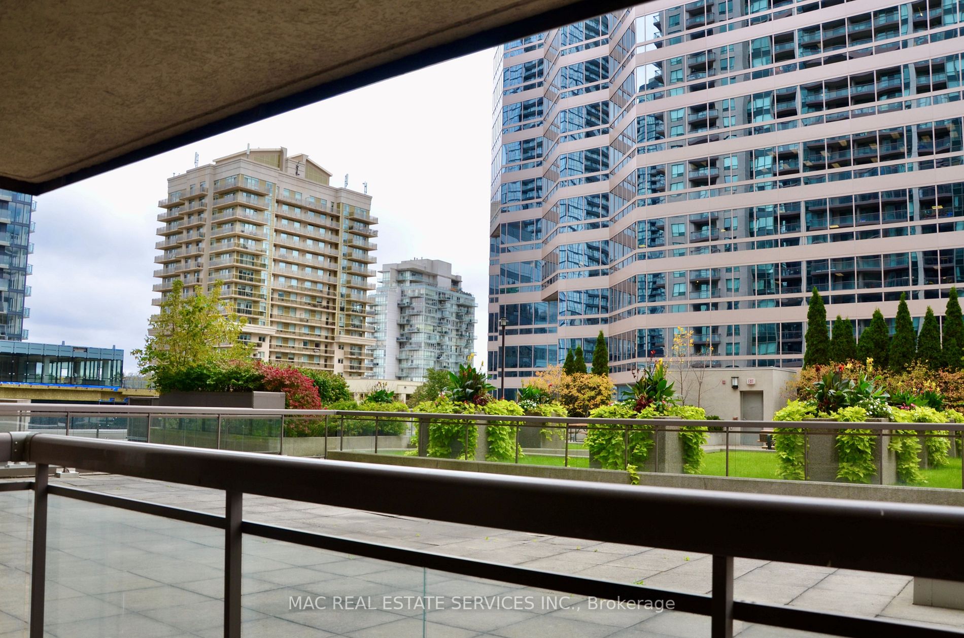 18 Parkview Ave, #303