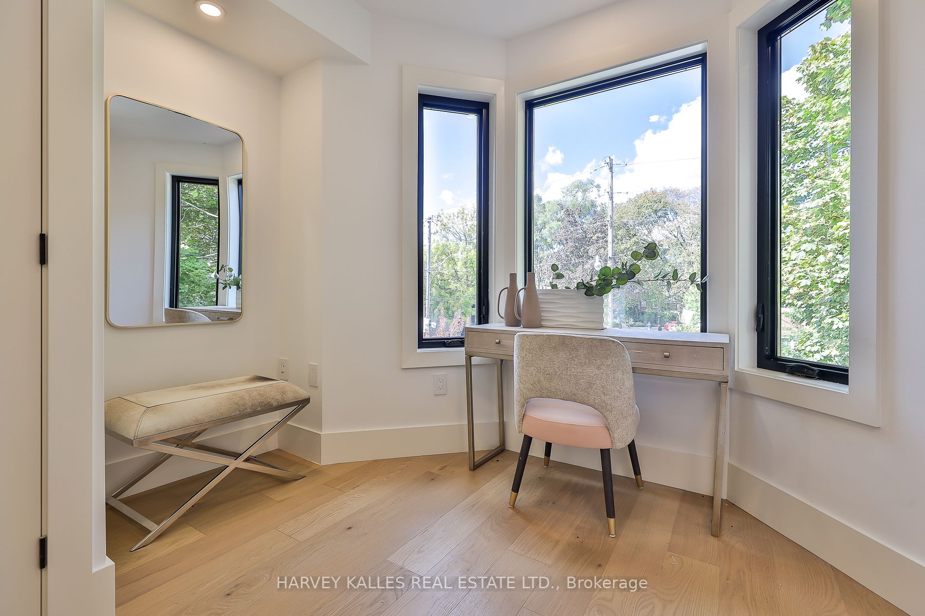 37 Heath St E