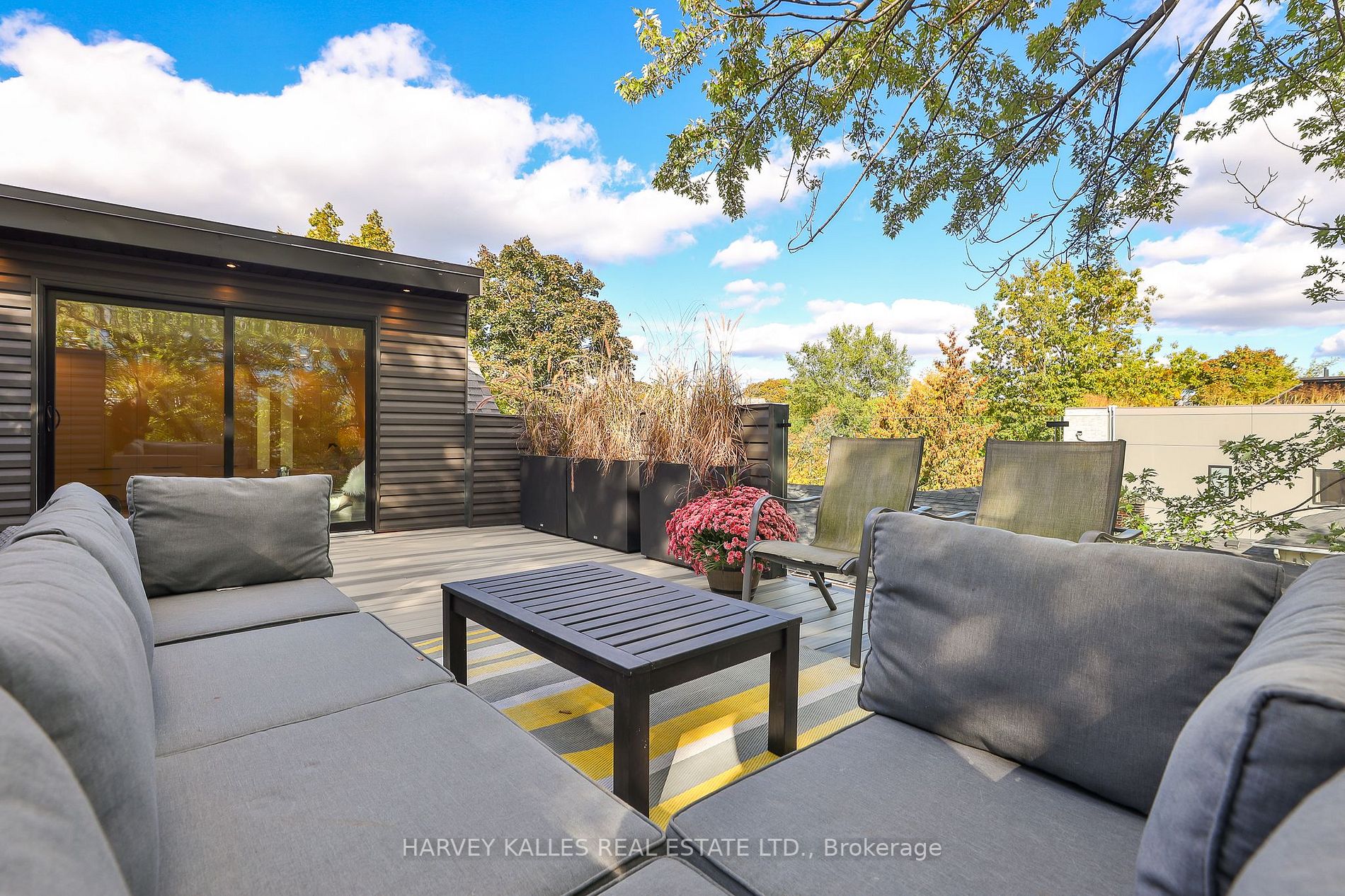 37 Heath St E