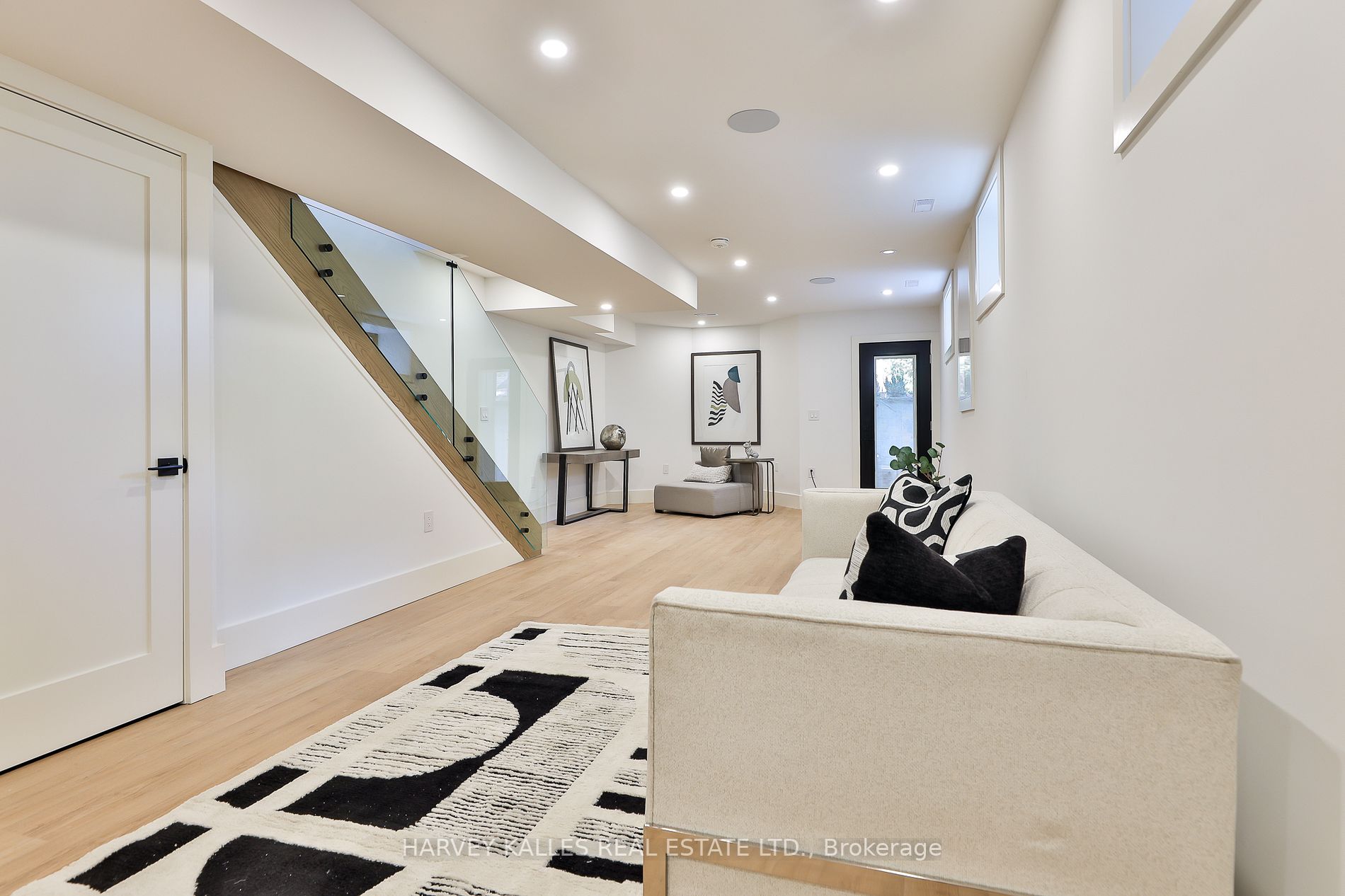 37 Heath St E