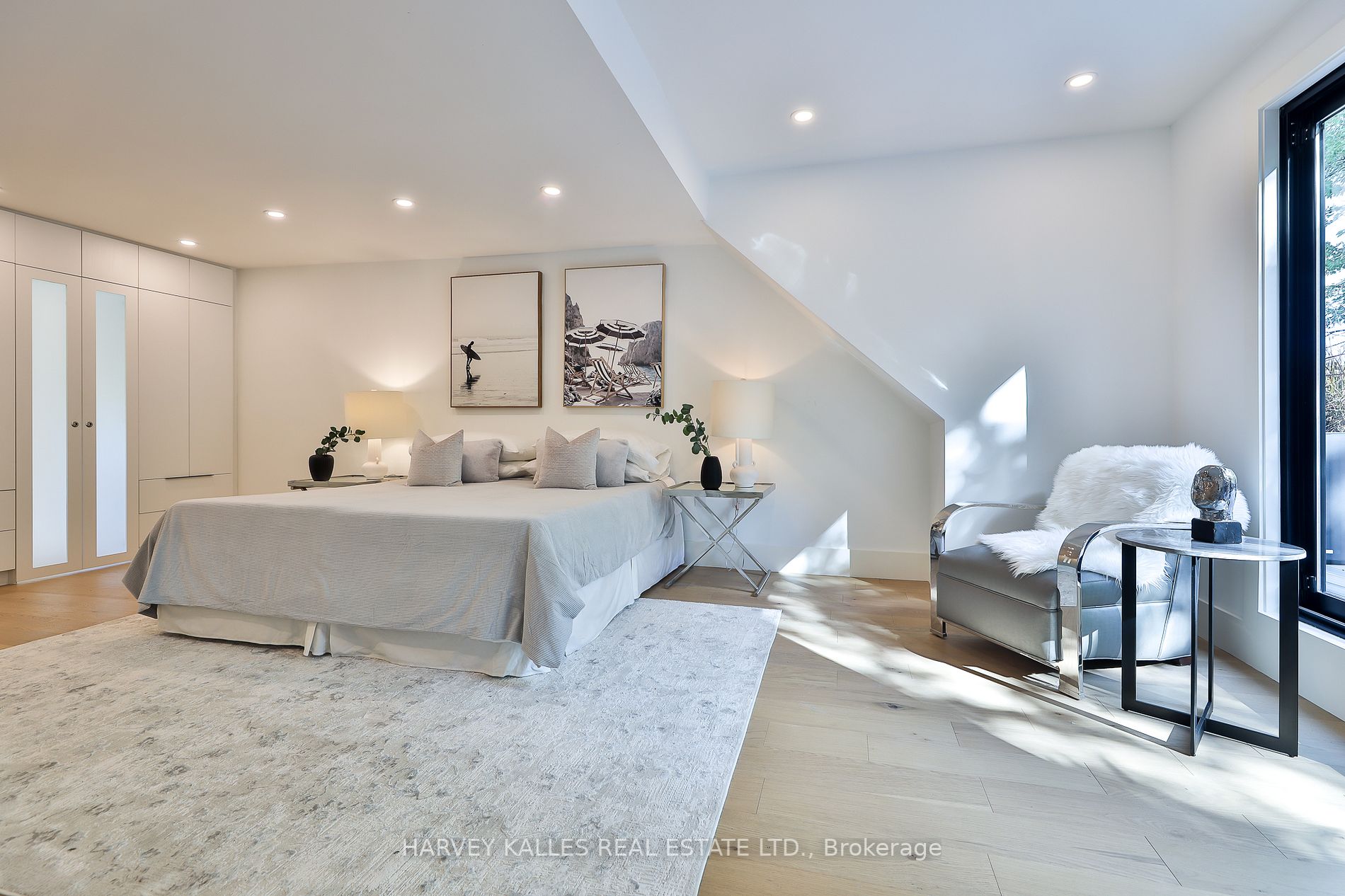 37 Heath St E