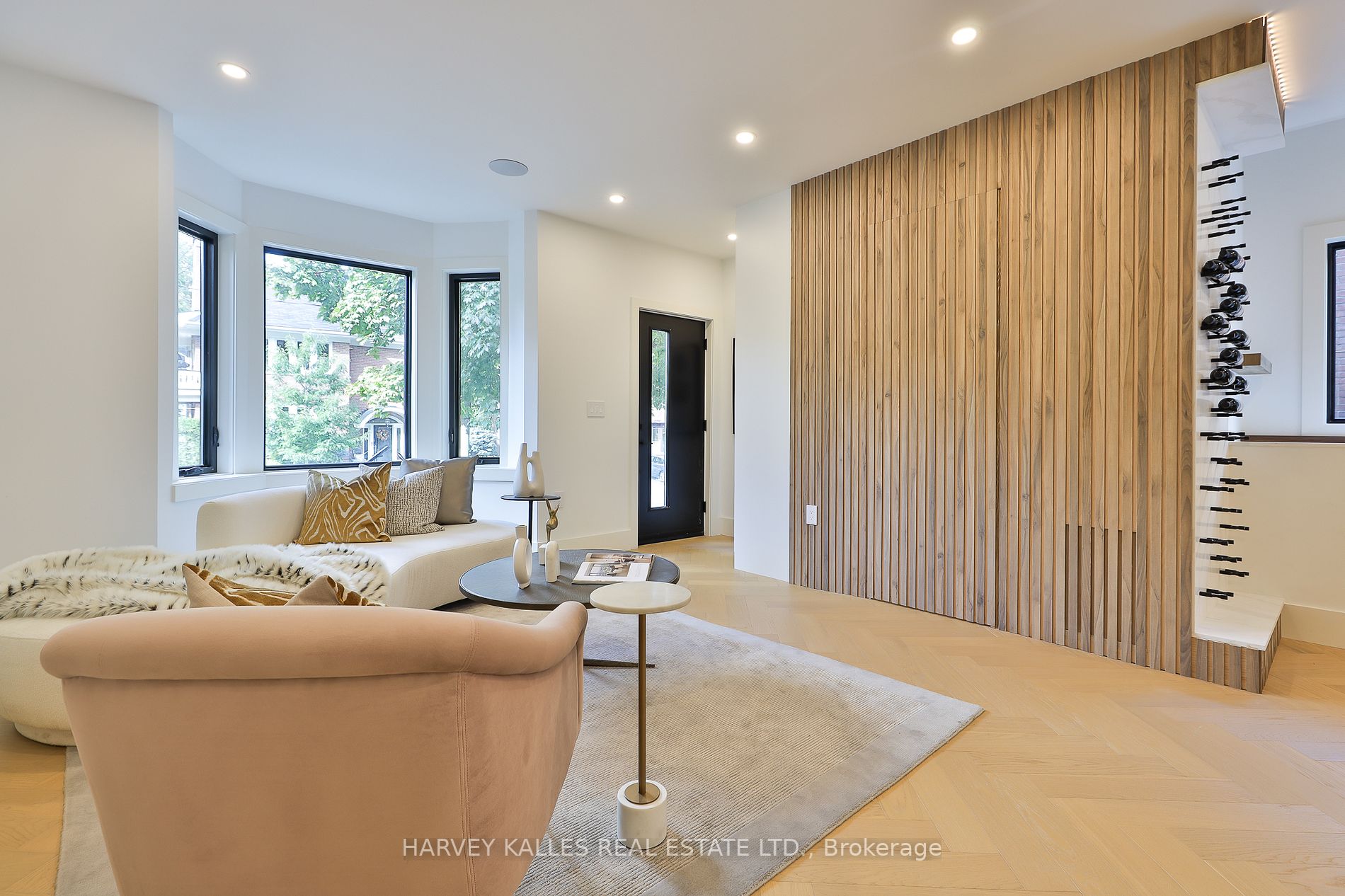 37 Heath St E