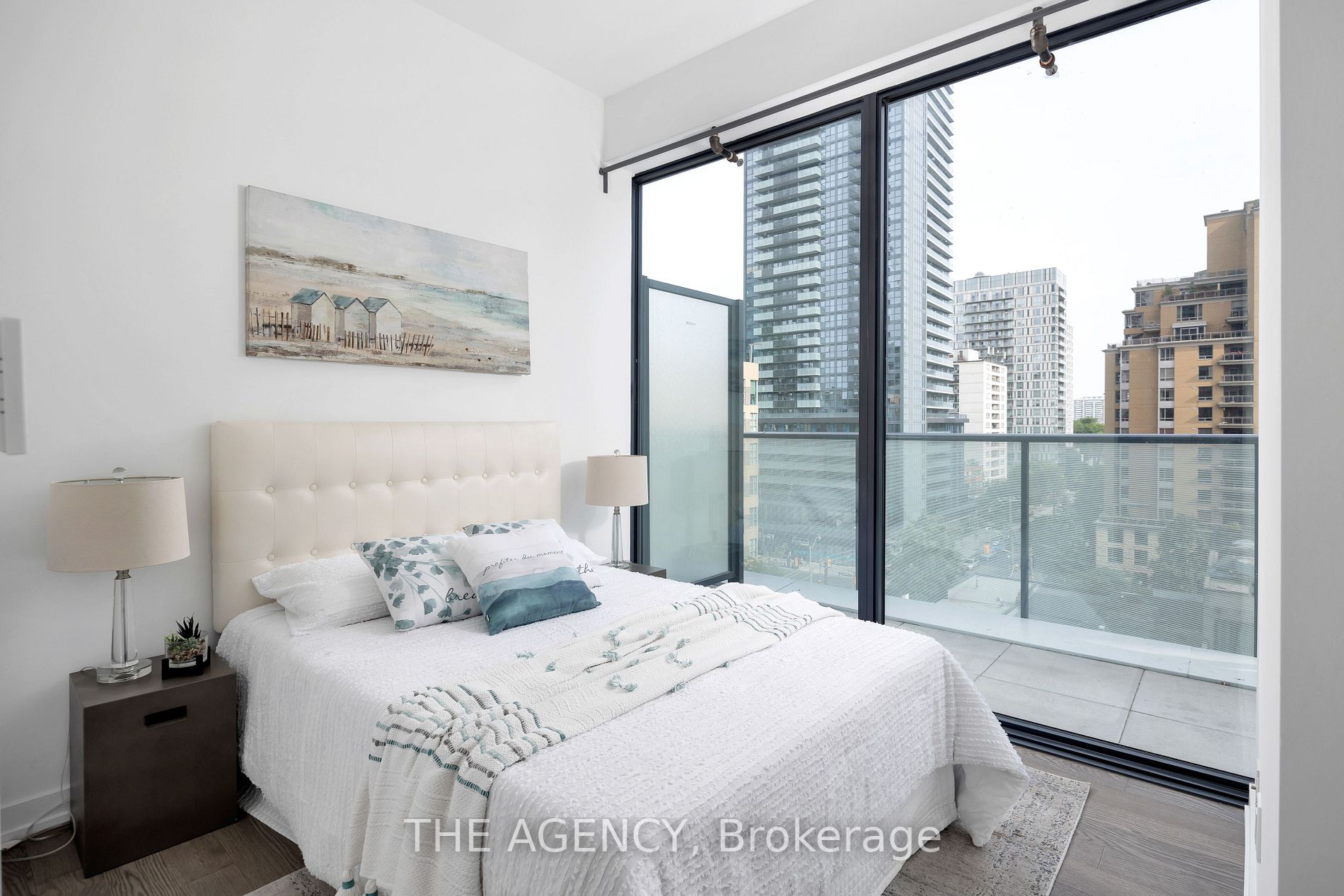 161 Roehampton Ave, #804