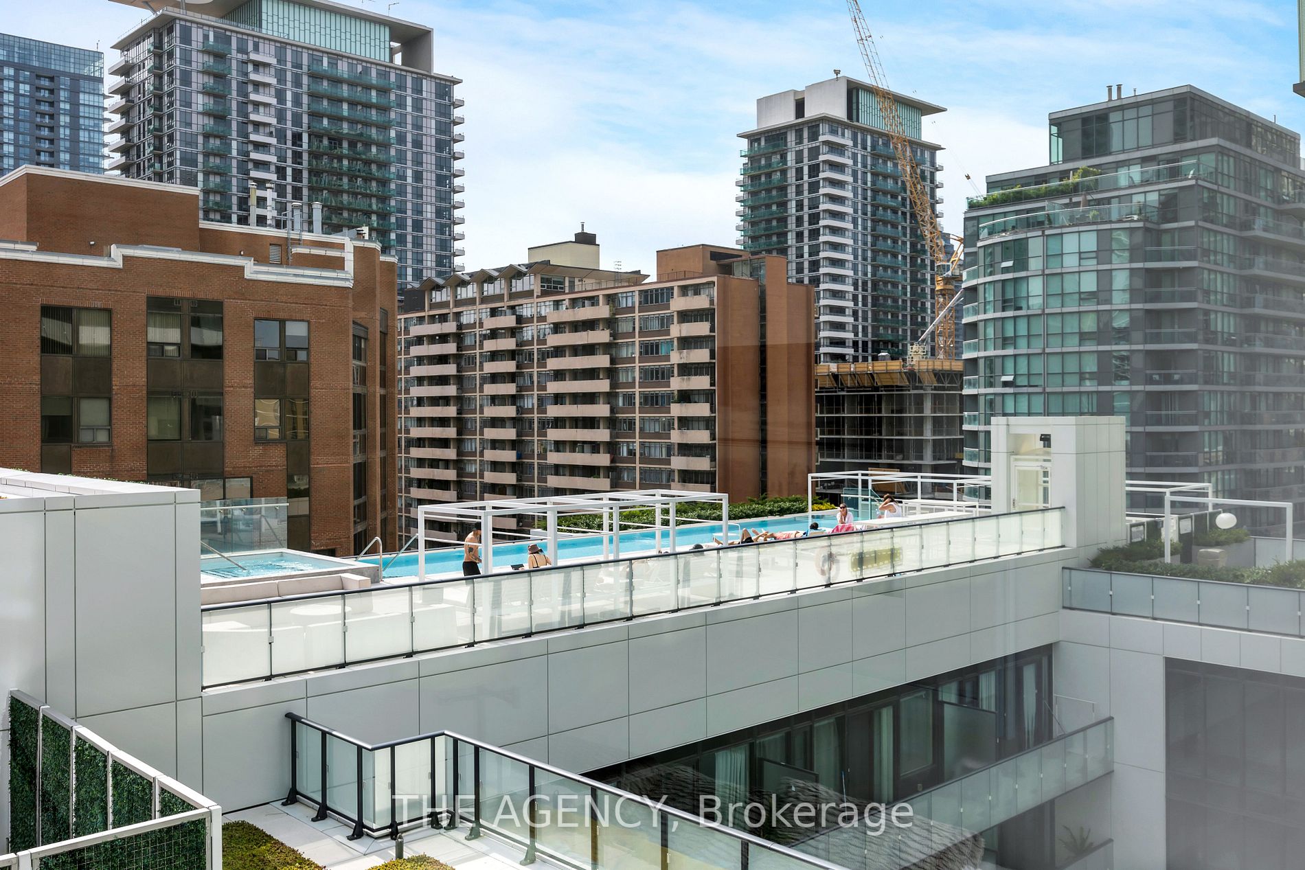 161 Roehampton Ave, #804