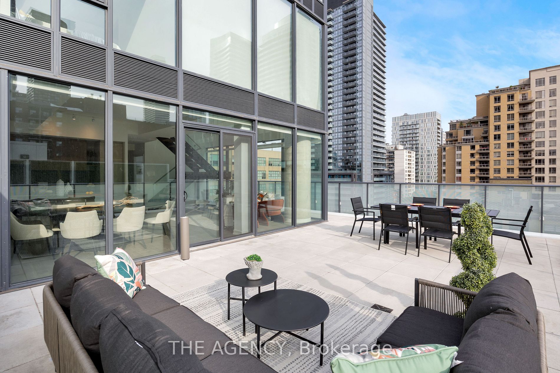 161 Roehampton Ave, #804