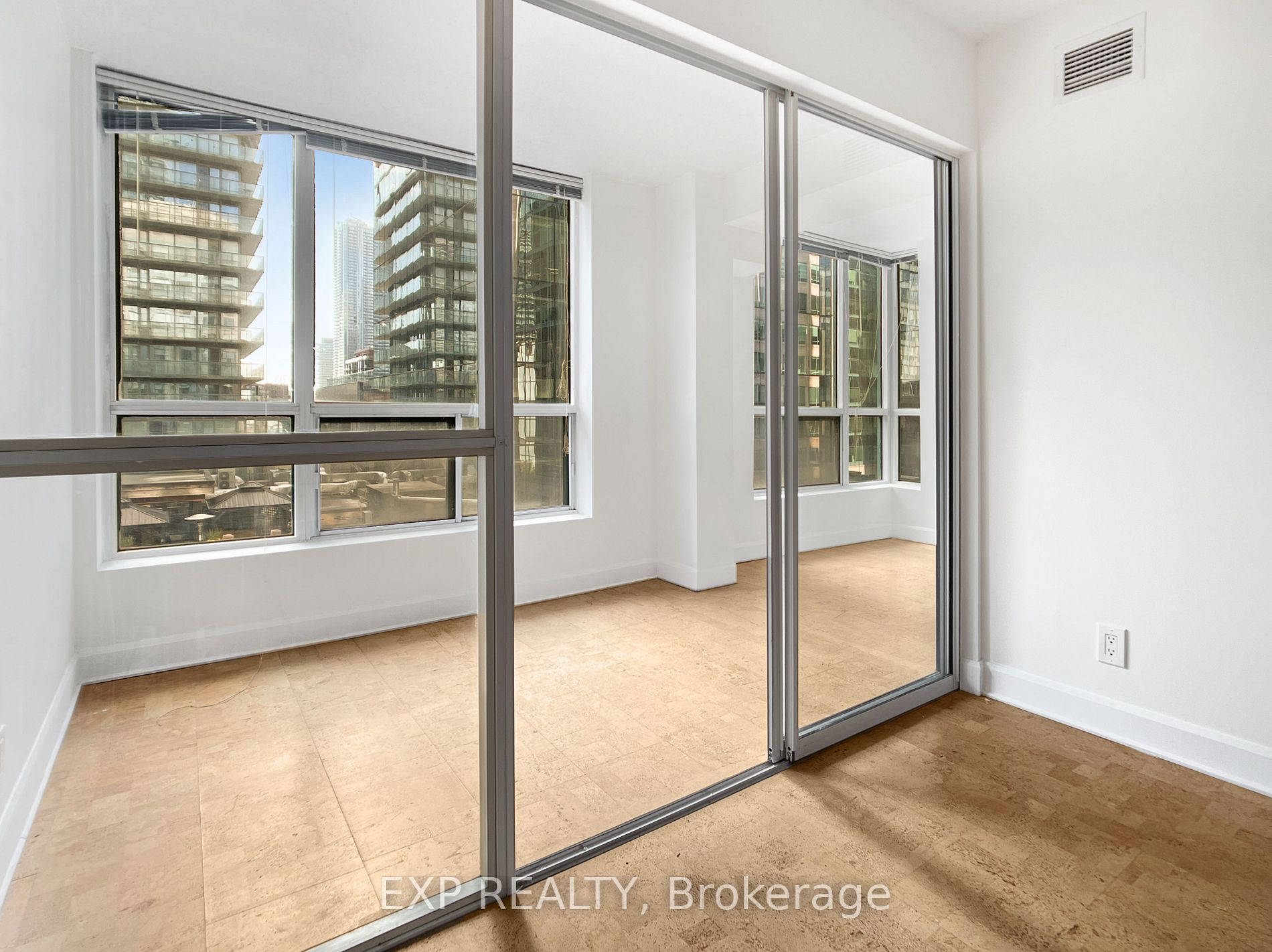 92 King St E, #805