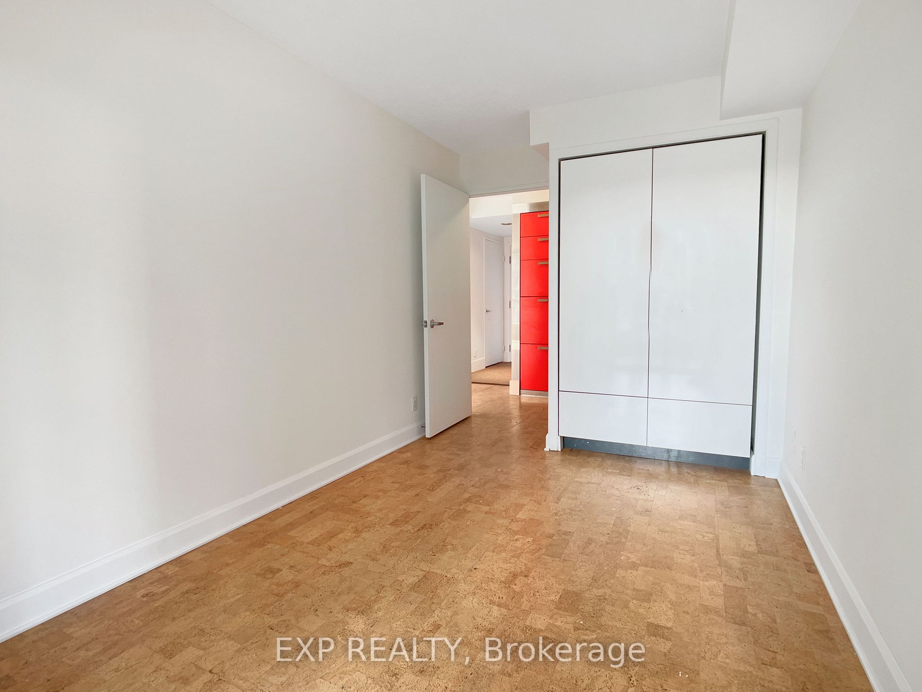 92 King St E, #805