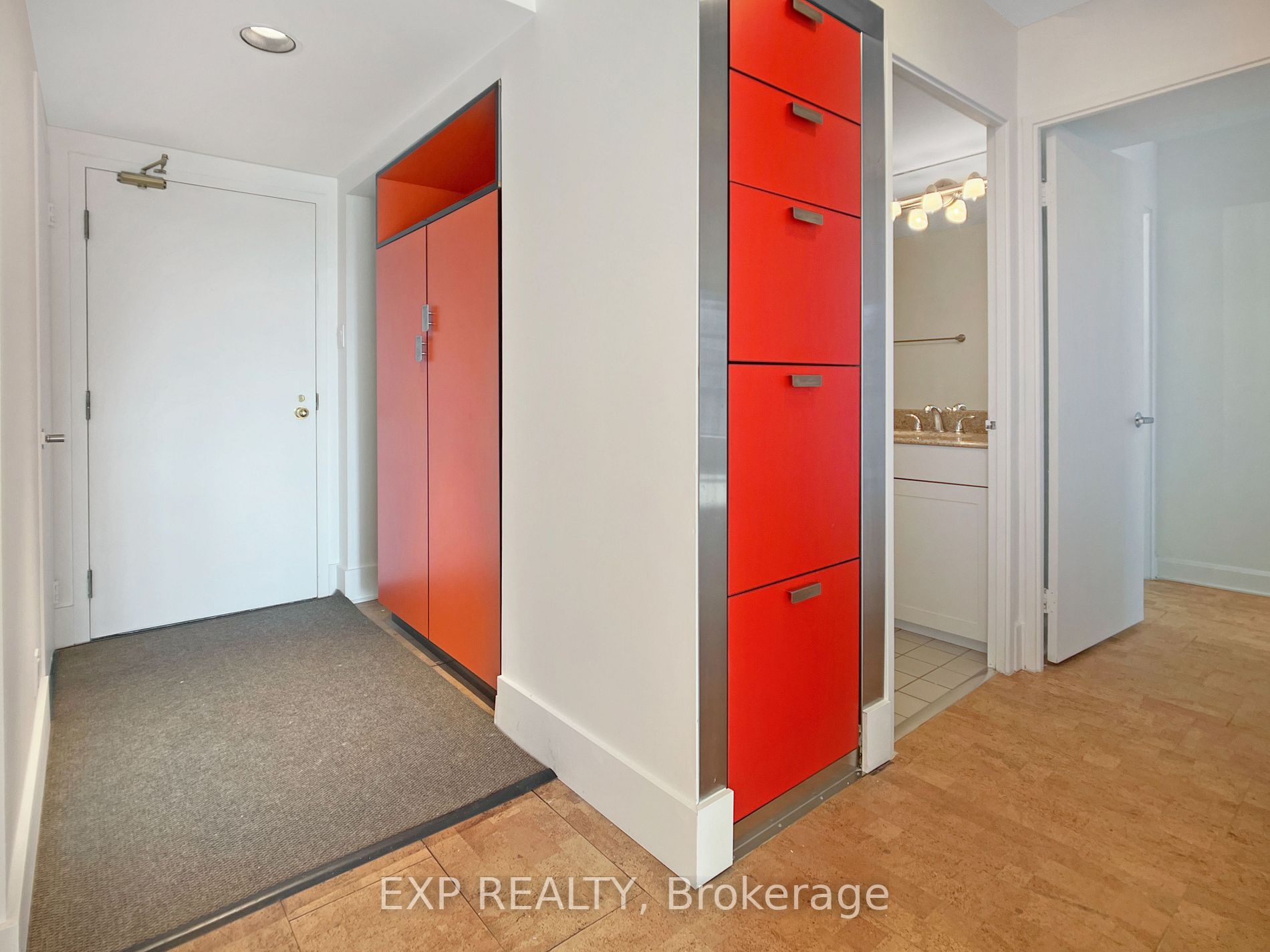 92 King St E, #805