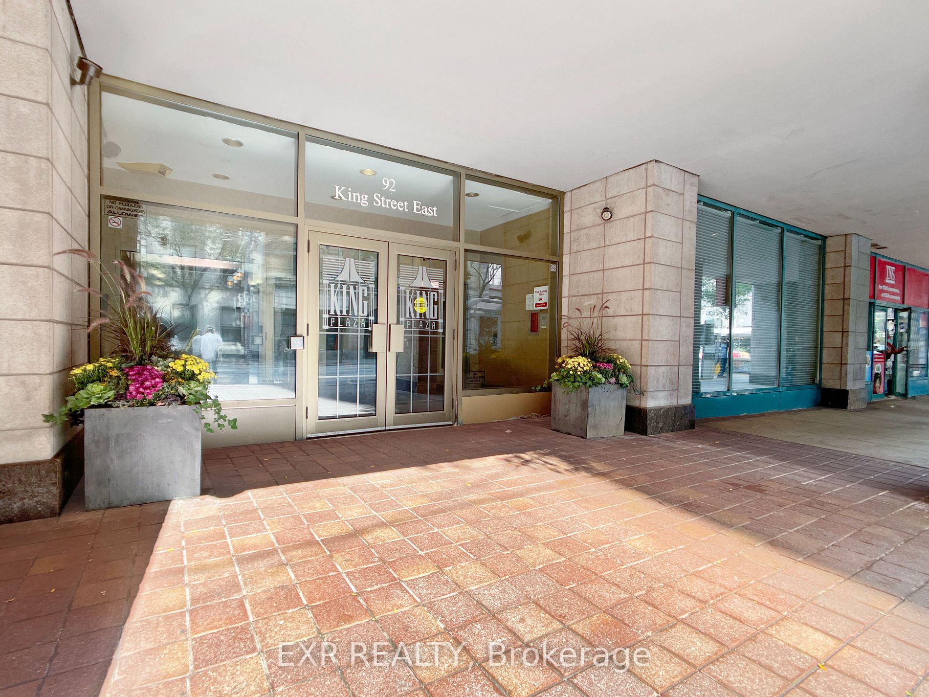 92 King St E, #805