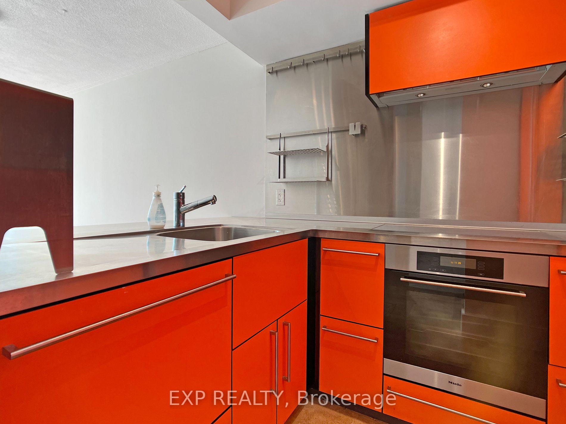 92 King St E, #805