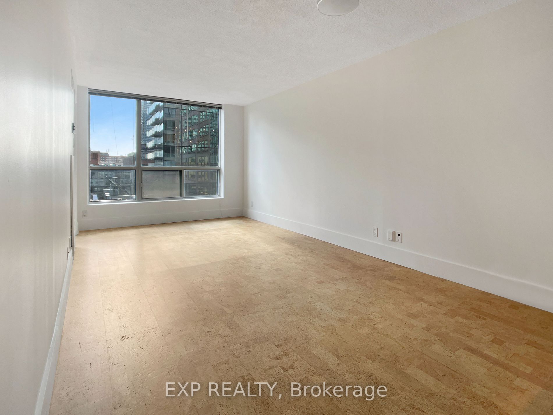 92 King St E, #805