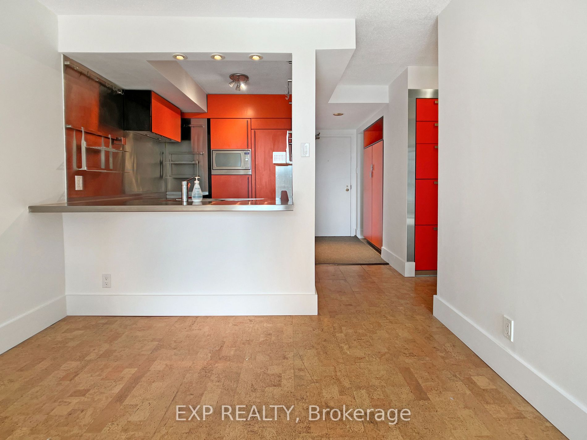 92 King St E, #805