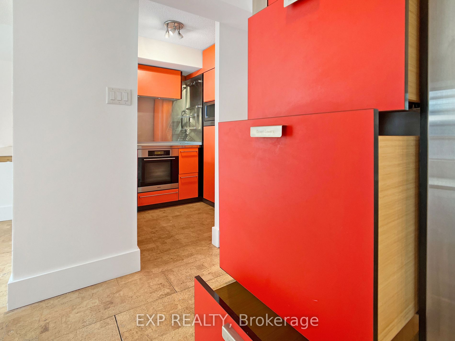 92 King St E, #805