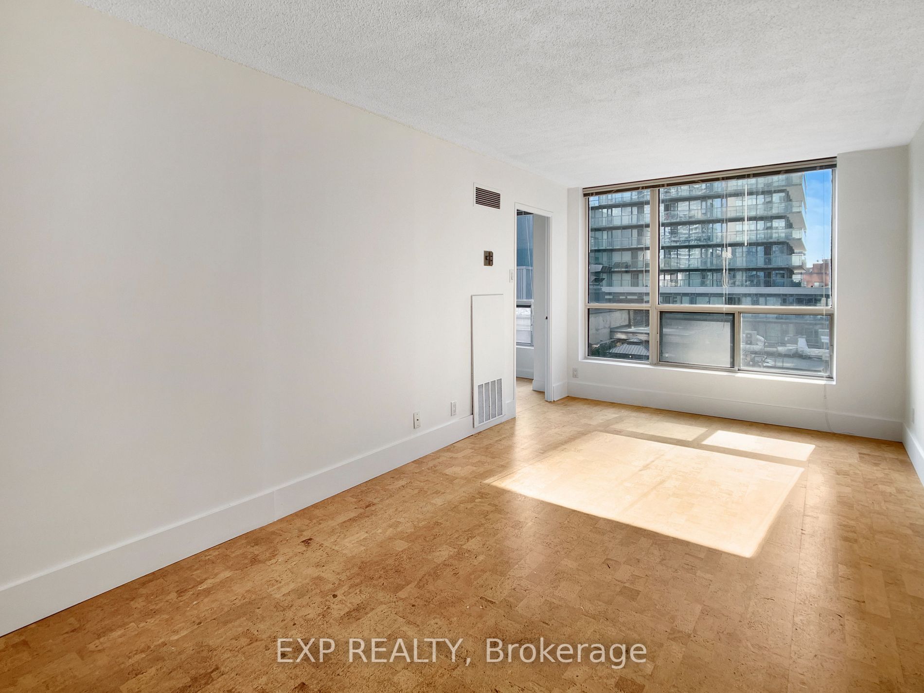 92 King St E, #805