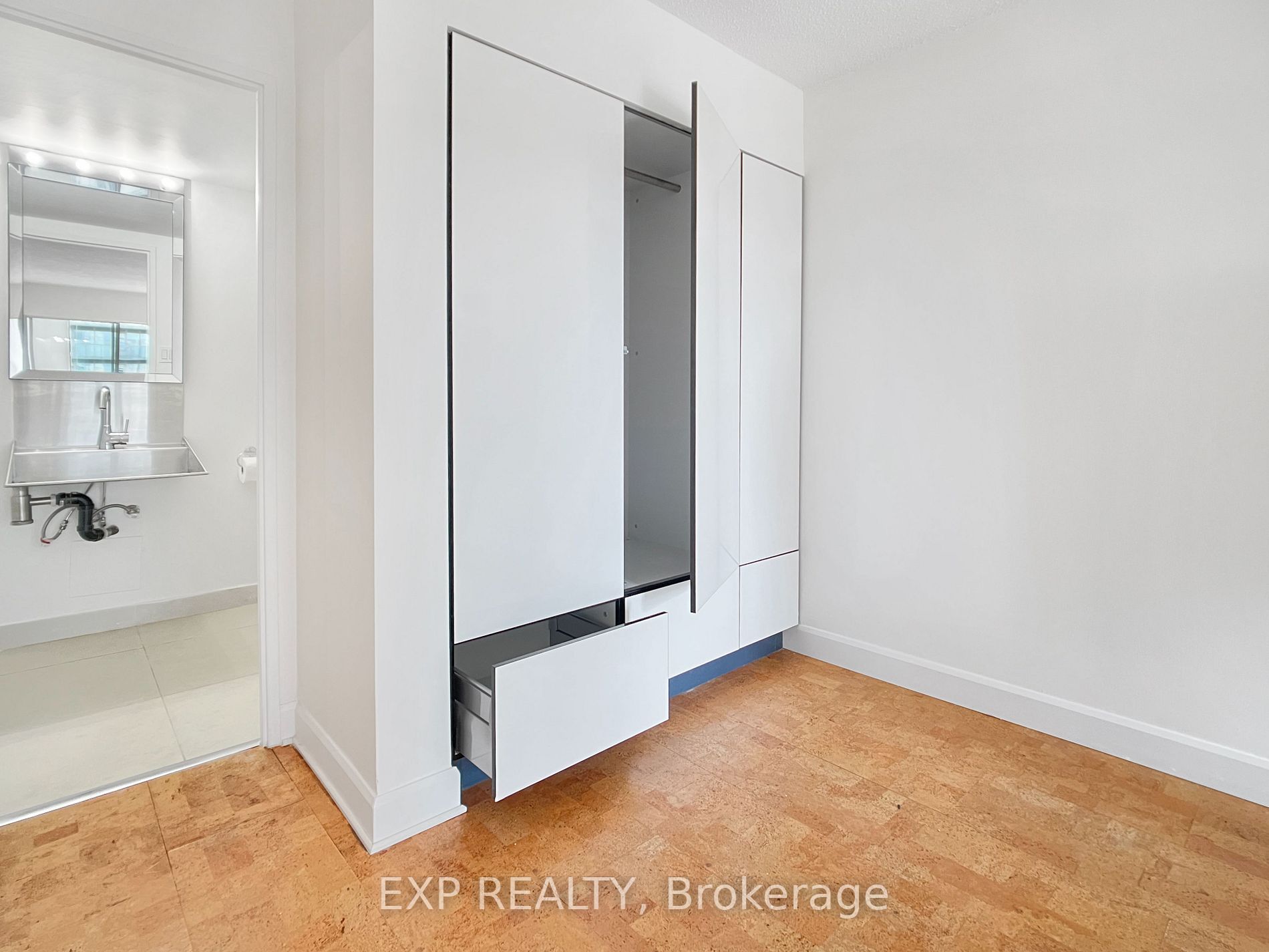 92 King St E, #805