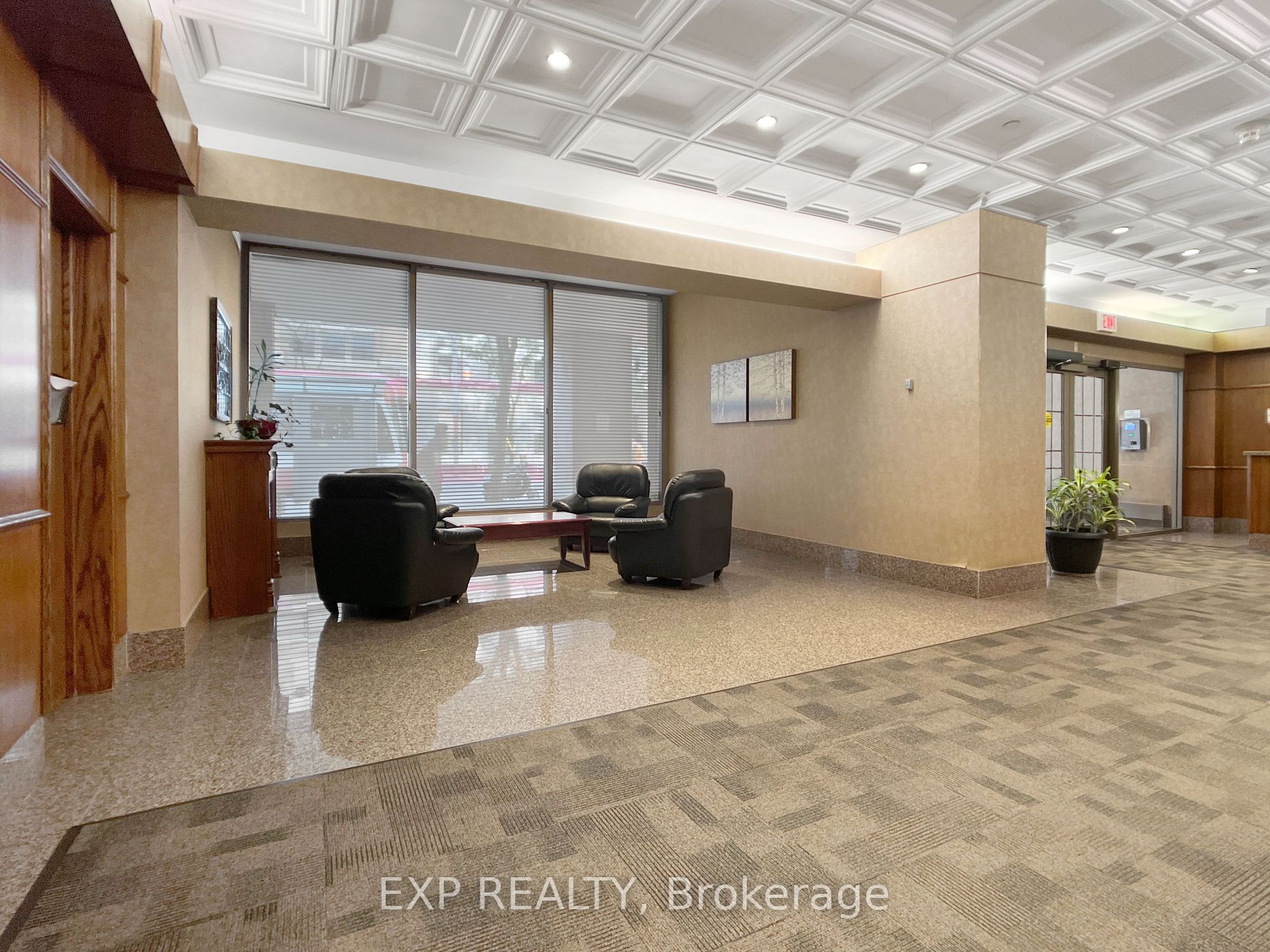 92 King St E, #805