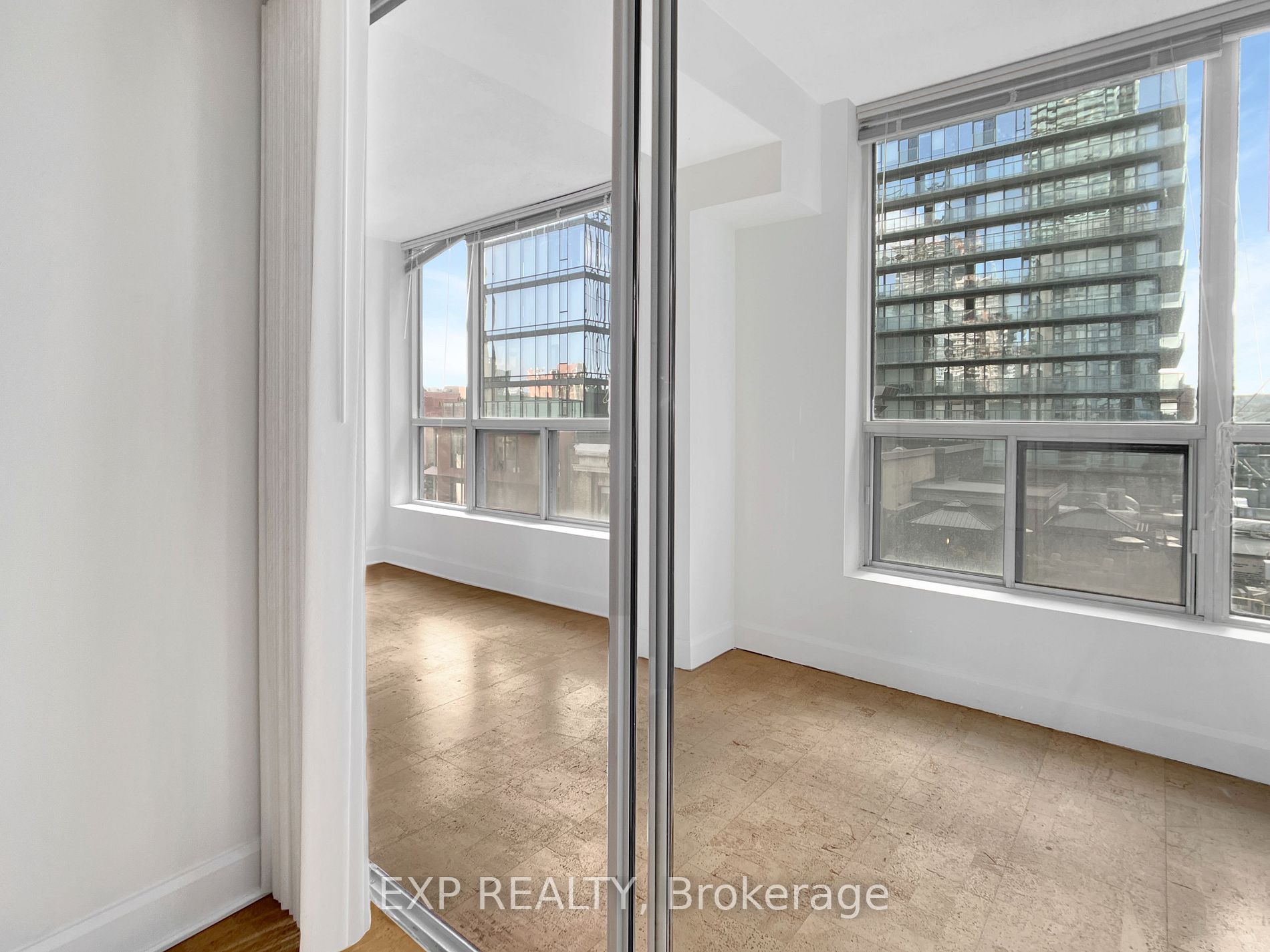 92 King St E, #805