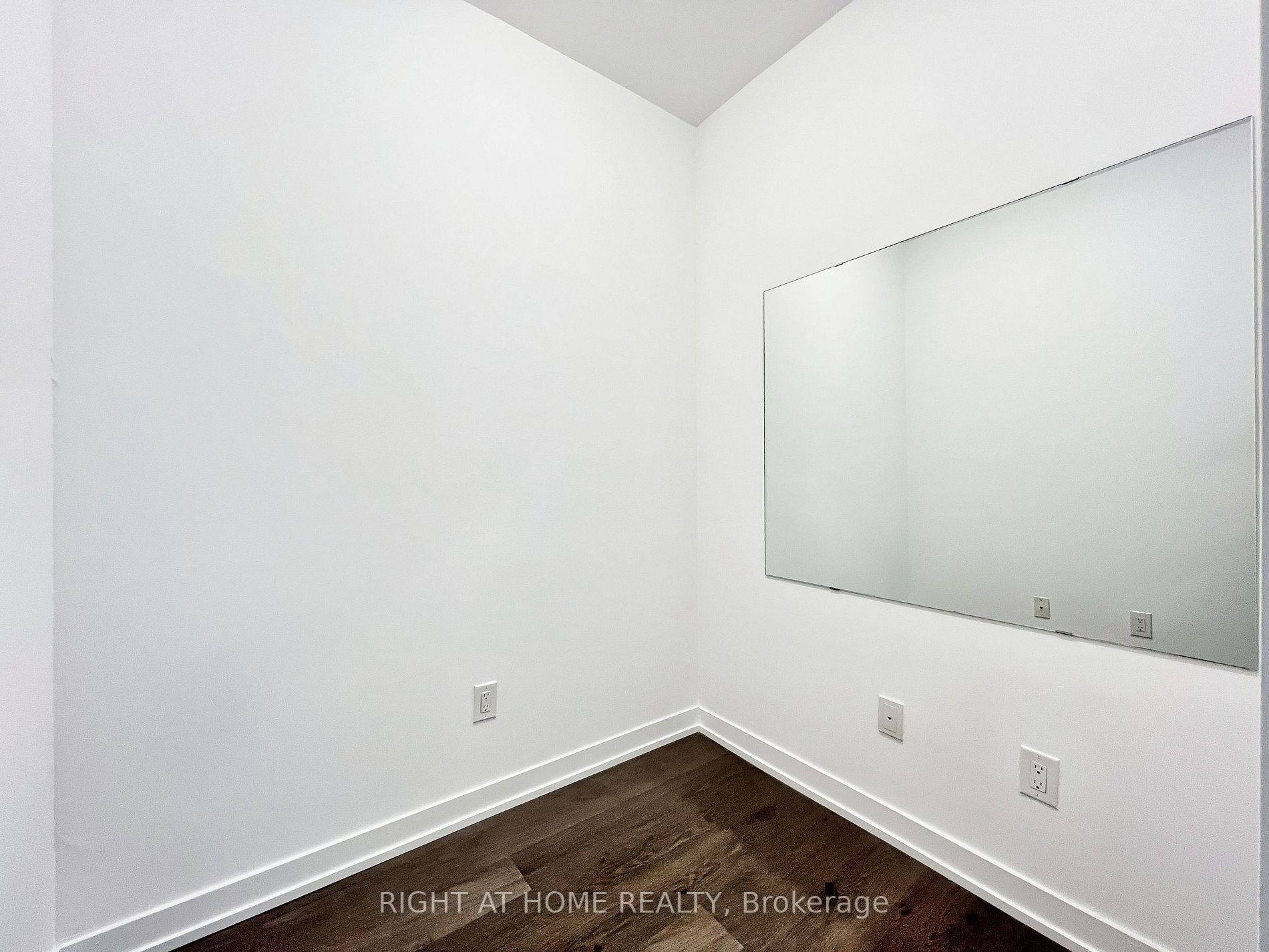 105 George St W, #1808